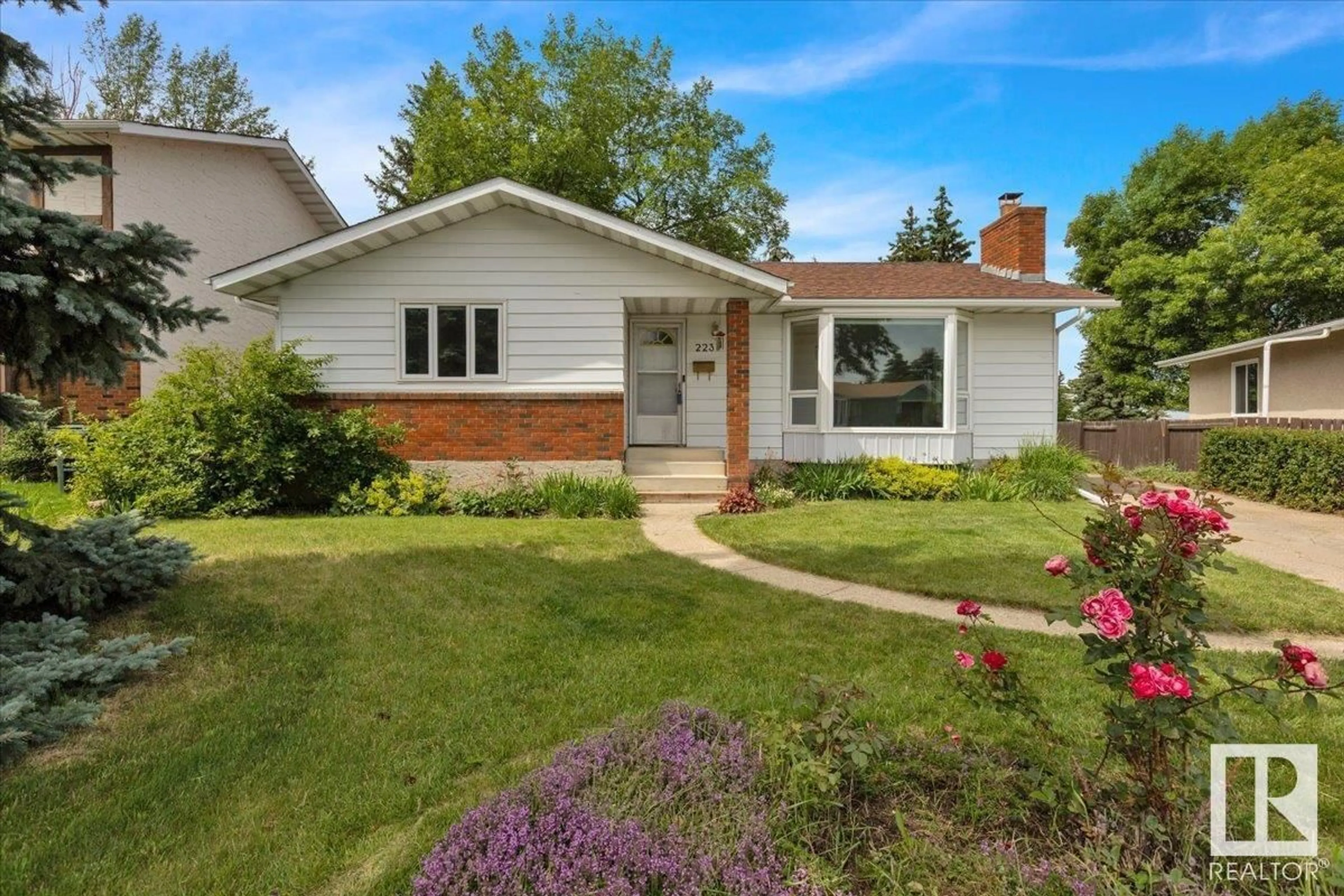 Home with vinyl exterior material, street for 223 GRAHAM PL, Sherwood Park Alberta T8A3N8
