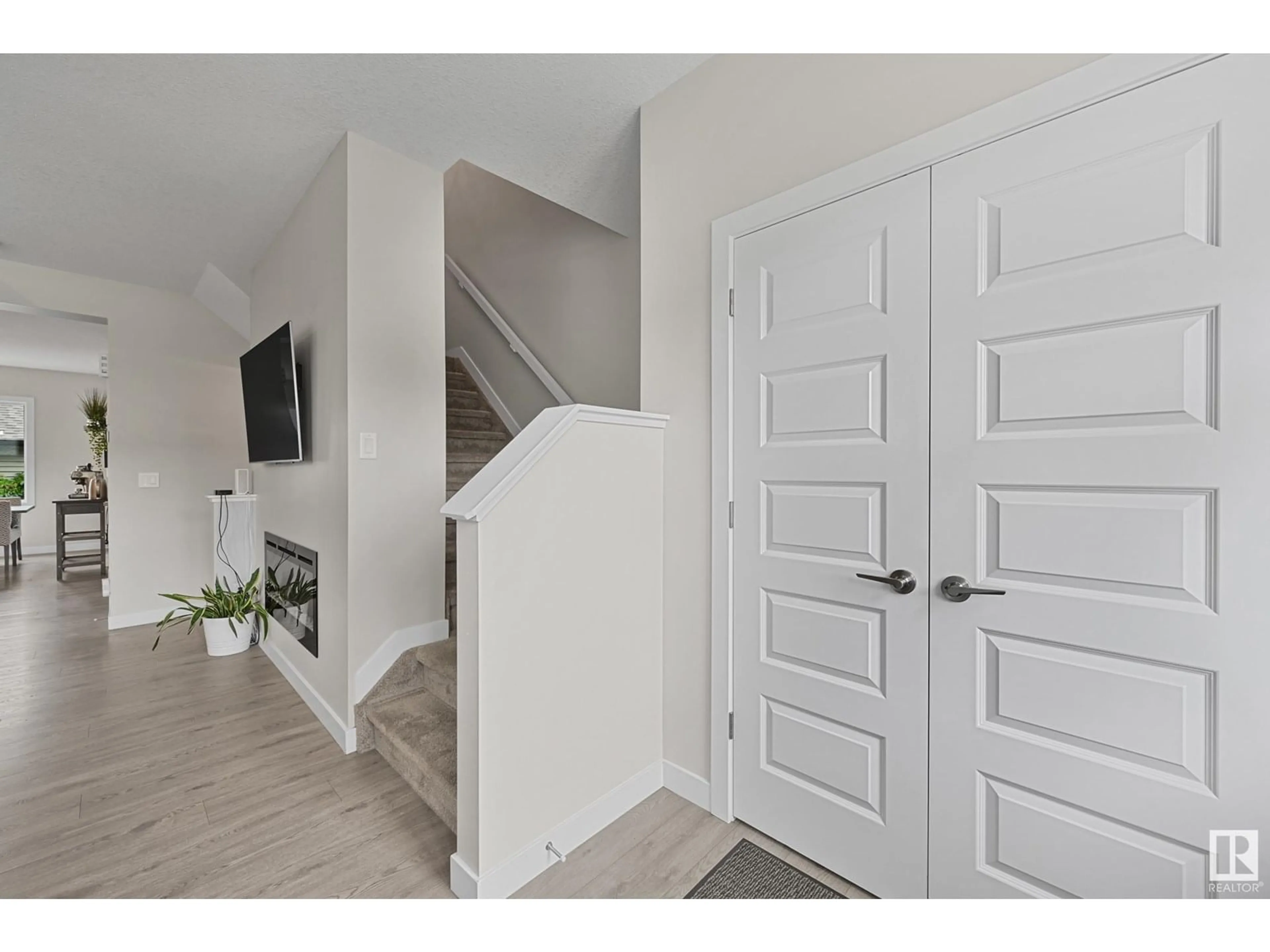 Indoor entryway for 3606 8 AV, Edmonton Alberta T6X2G6