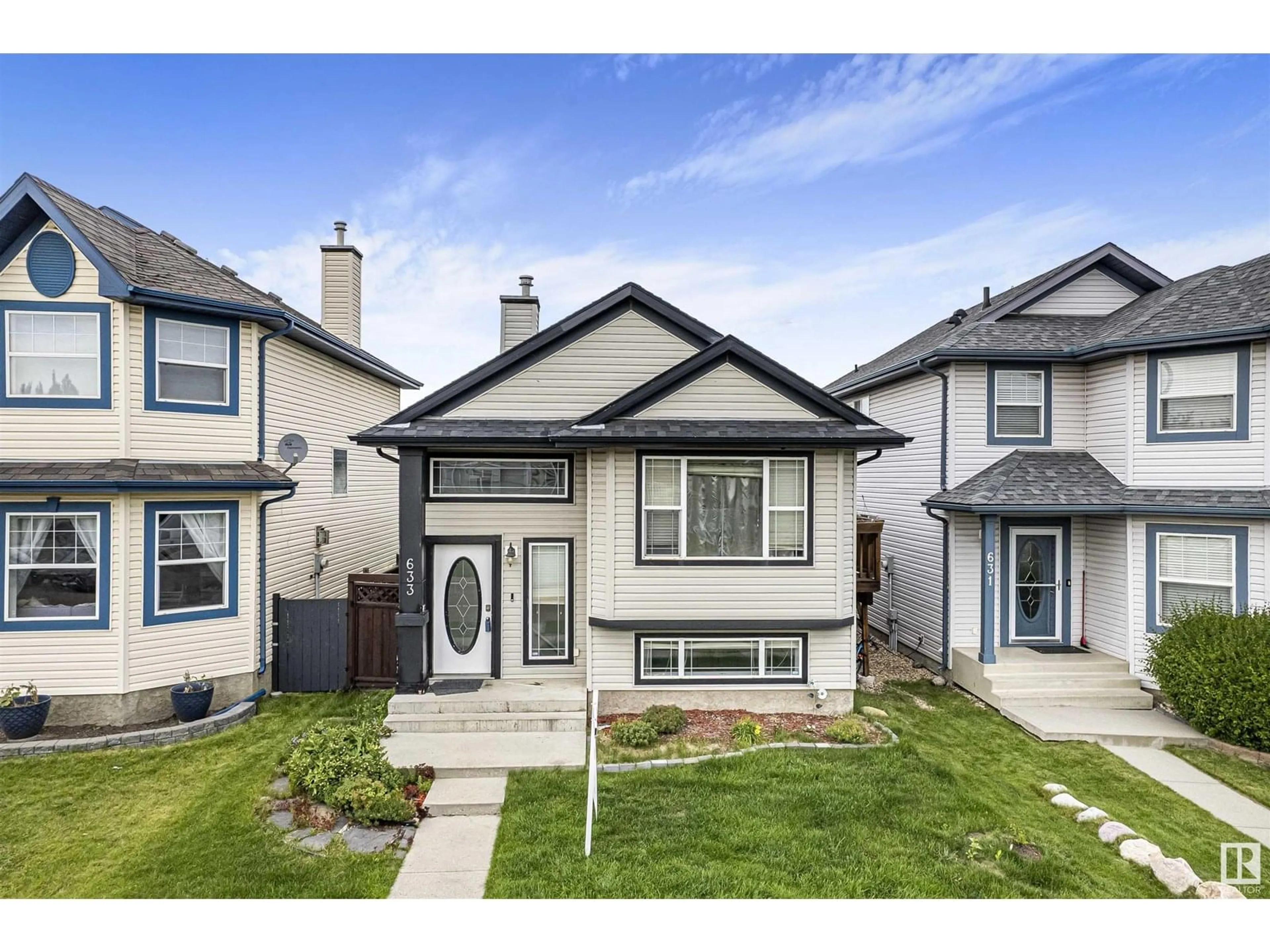 Home with vinyl exterior material, street for 633 WINDROSS CR, Edmonton Alberta T6T1Y1