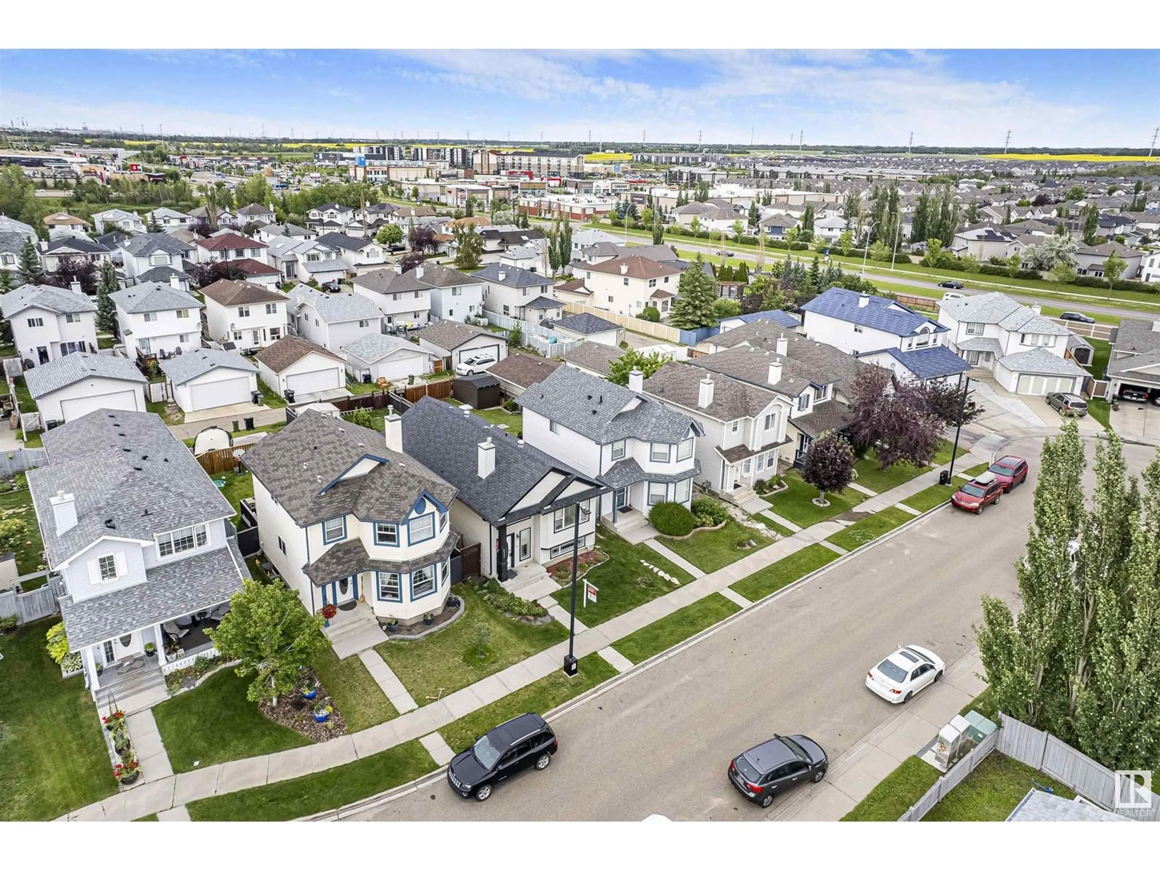 A pic from outside/outdoor area/front of a property/back of a property/a pic from drone, street for 633 WINDROSS CR, Edmonton Alberta T6T1Y1