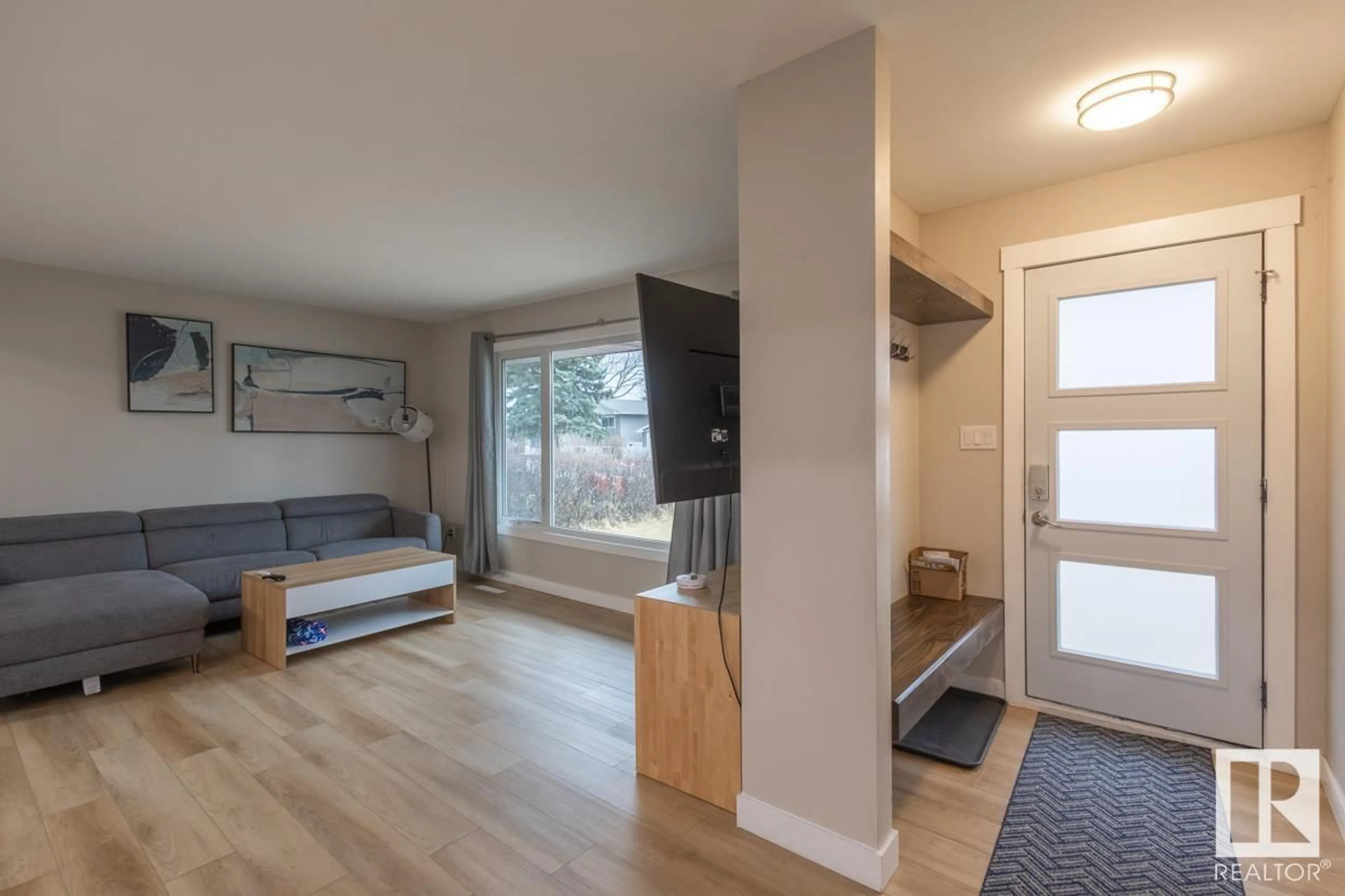 Indoor entryway for 16110 82 AV, Edmonton Alberta T5R3S4