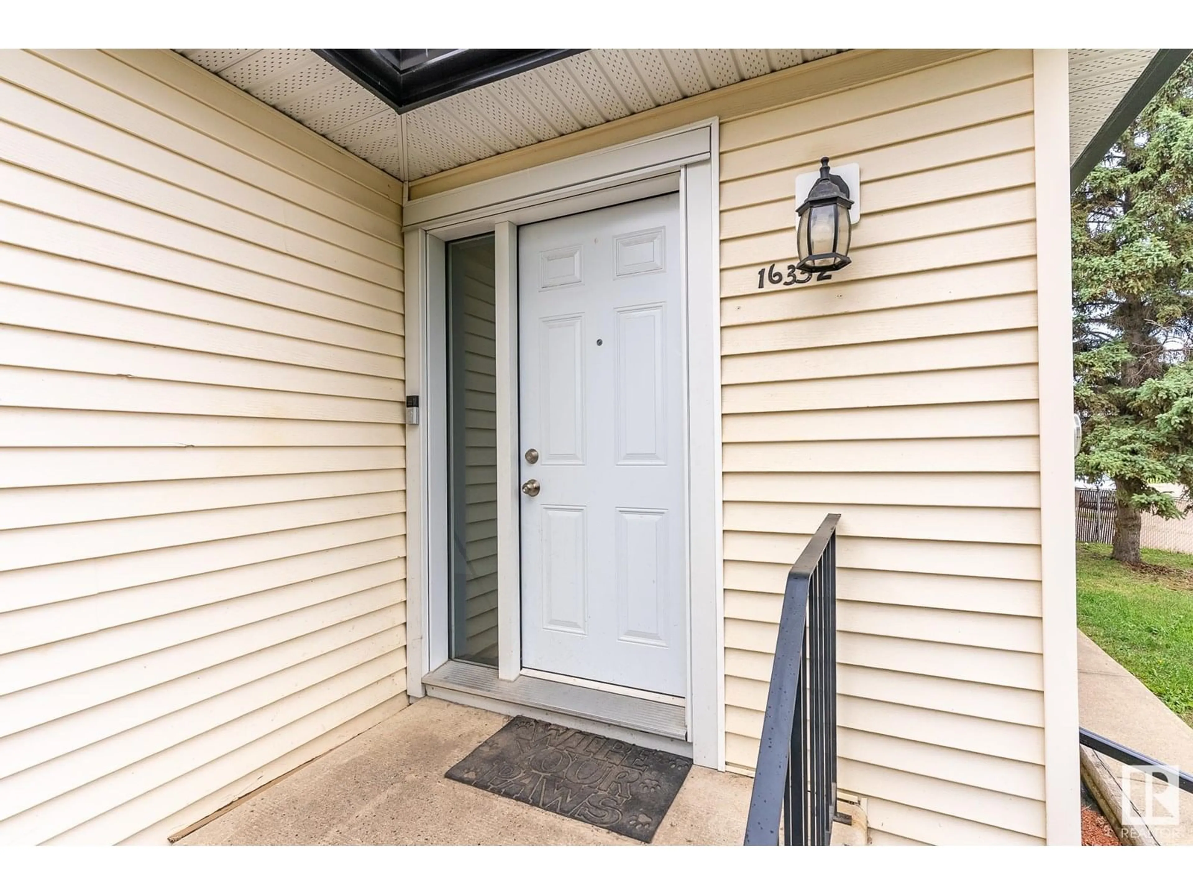Indoor entryway for 16352 119 ST, Edmonton Alberta T5X4T5