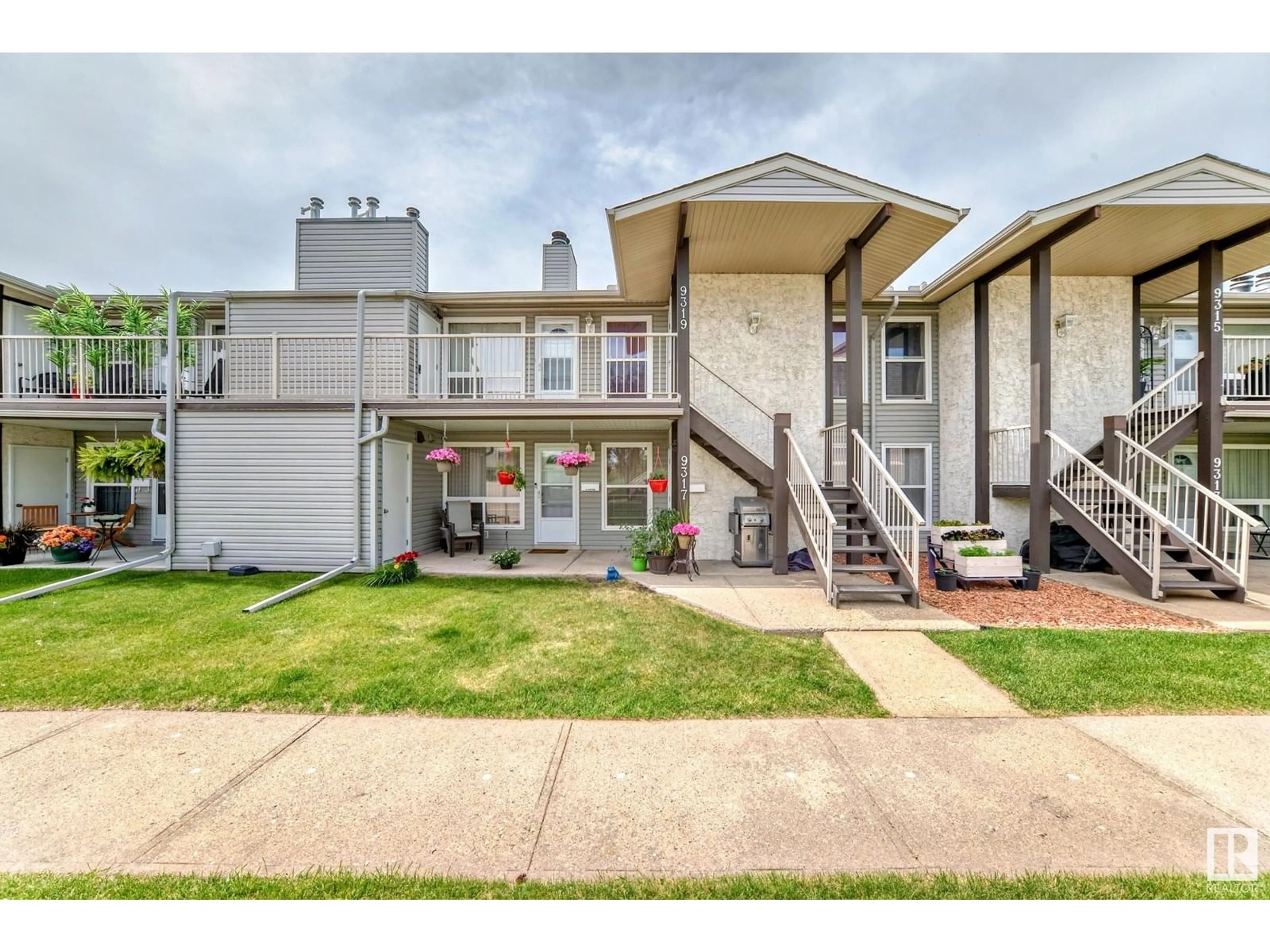 Home with vinyl exterior material, street for 9319 172 ST, Edmonton Alberta T5T3C3