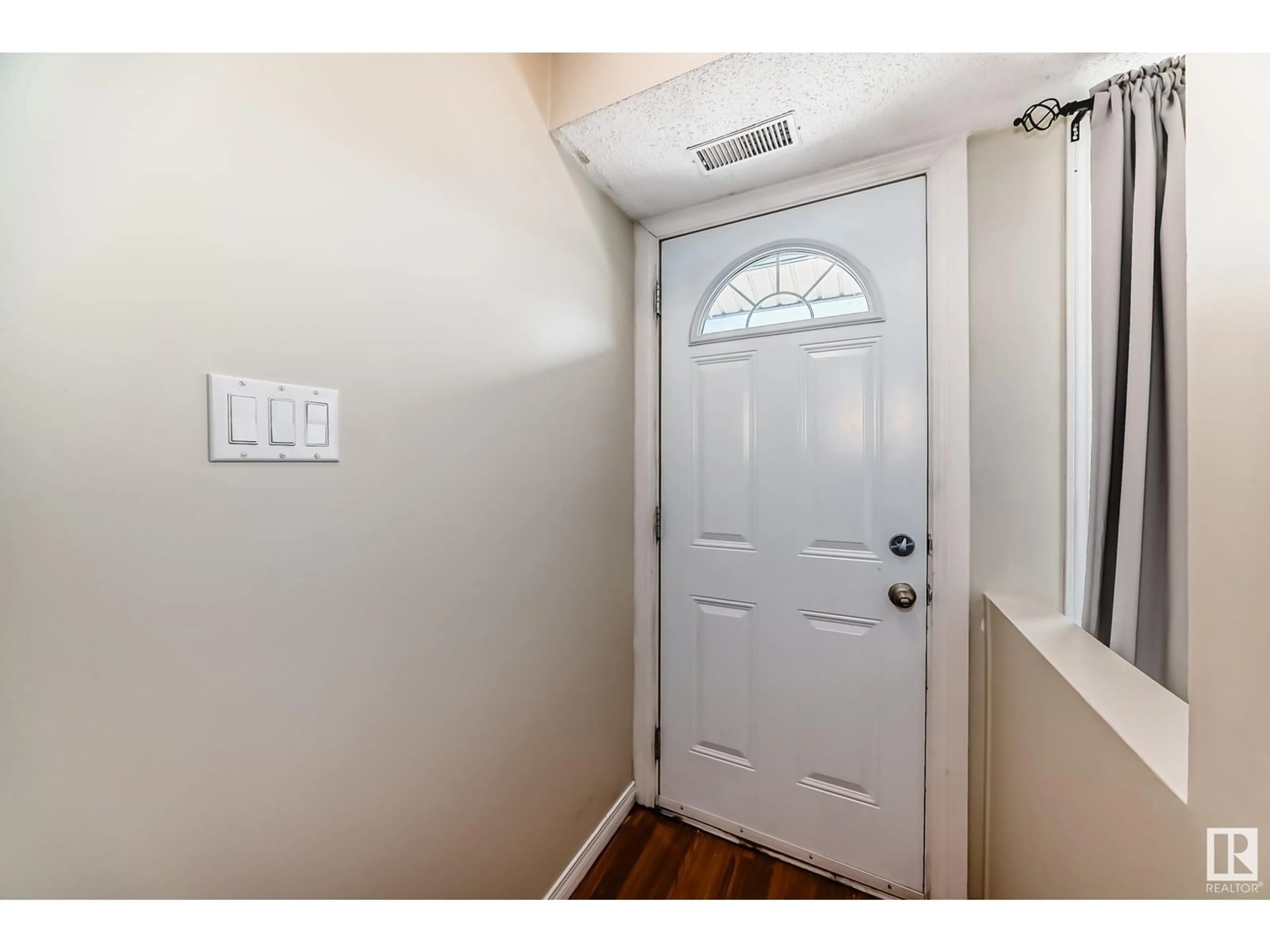 Indoor entryway for 9319 172 ST, Edmonton Alberta T5T3C3