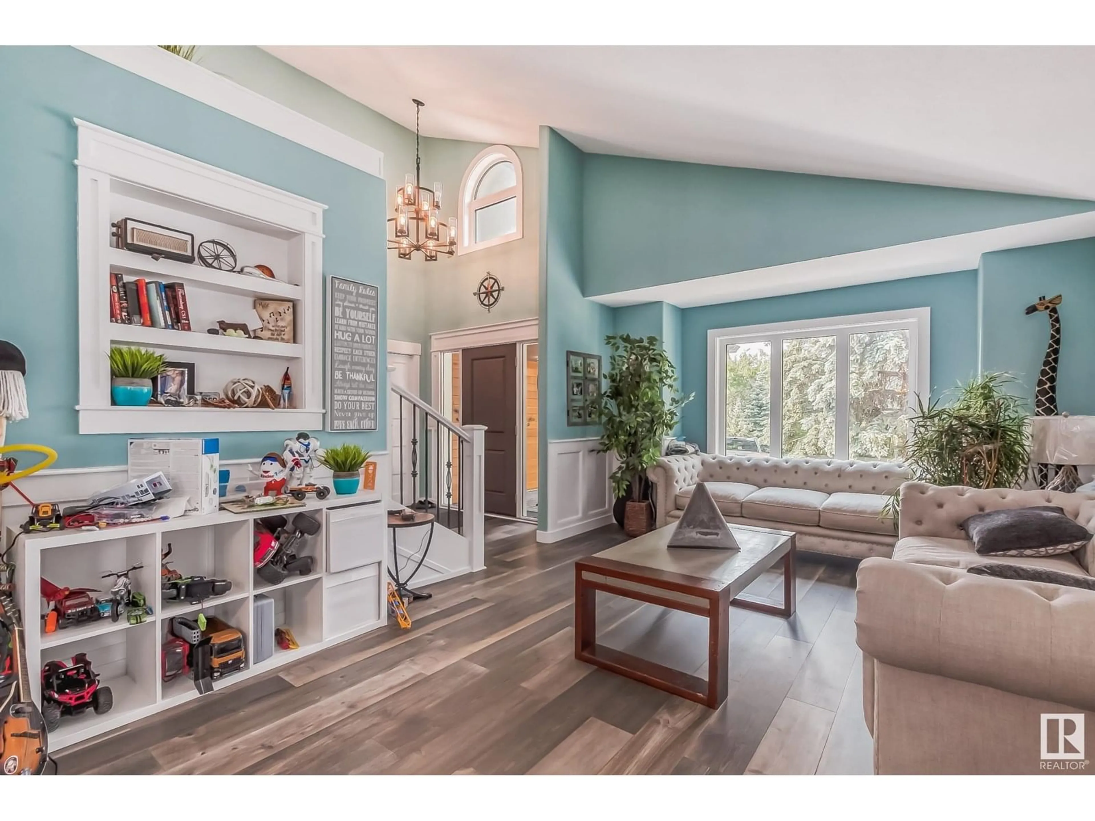 Living room with furniture, wood/laminate floor for 53226 - 107 RGE ROAD 261, Rural Parkland County Alberta T7Y1A3