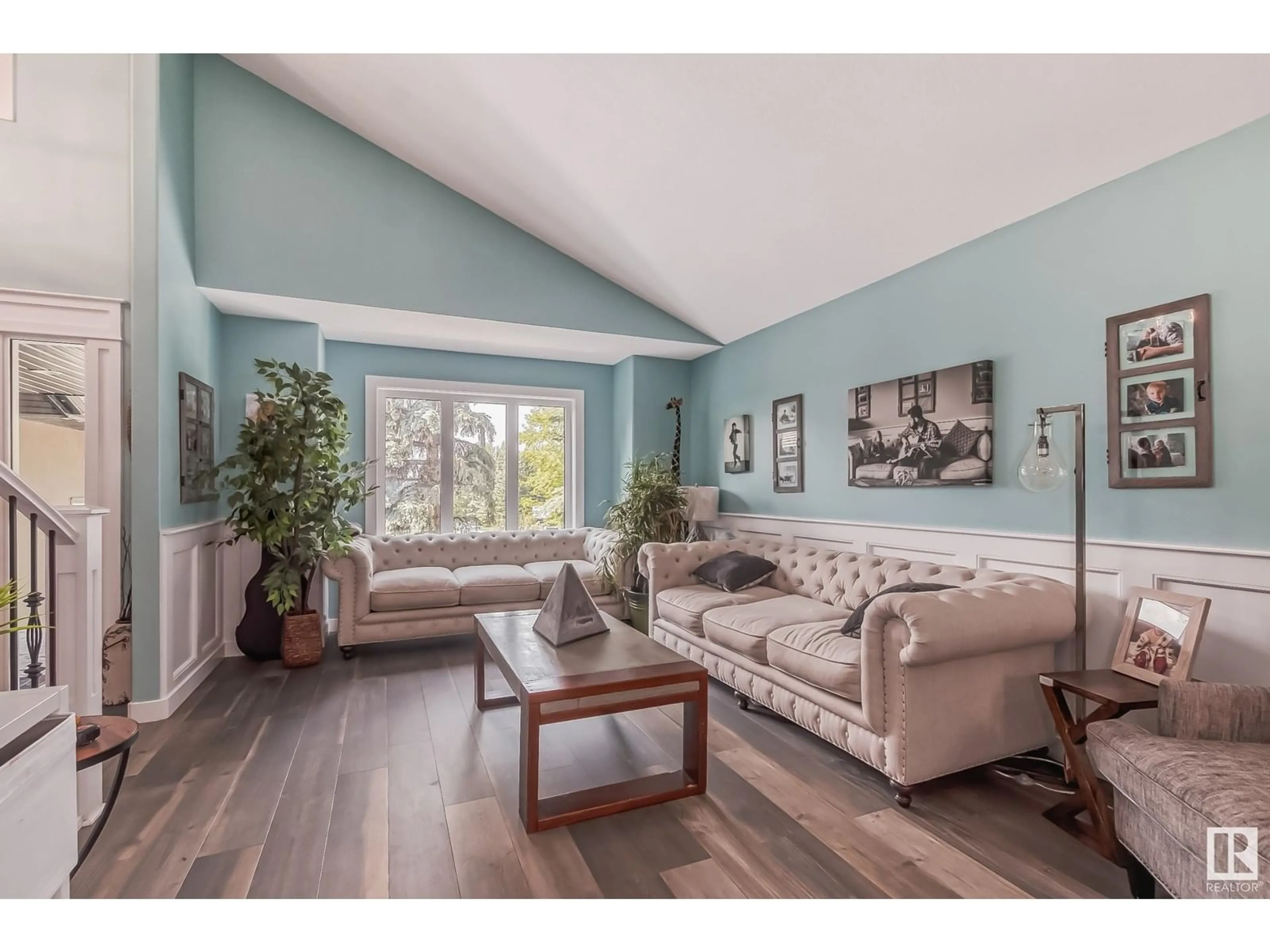 Living room with furniture, wood/laminate floor for 53226 - 107 RGE ROAD 261, Rural Parkland County Alberta T7Y1A3
