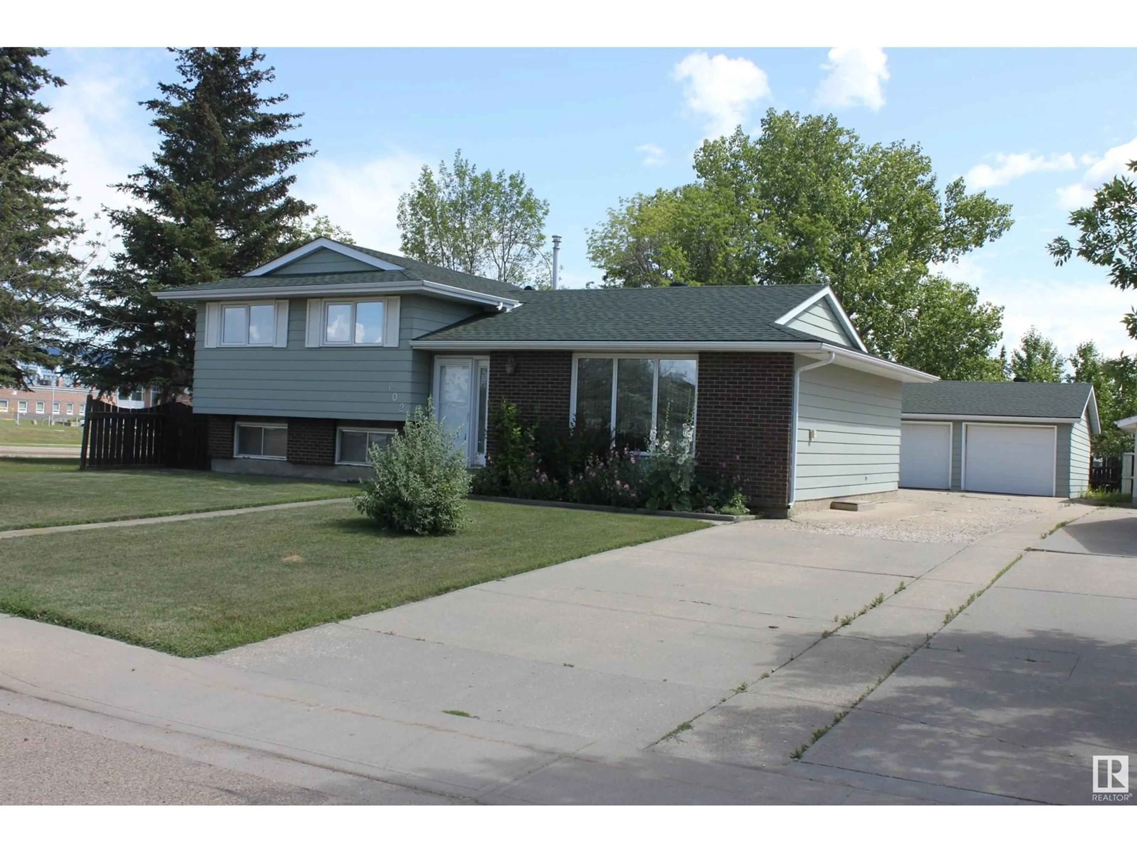 Home with vinyl exterior material, street for 102 GRANDIN DR, Morinville Alberta T0G1P0