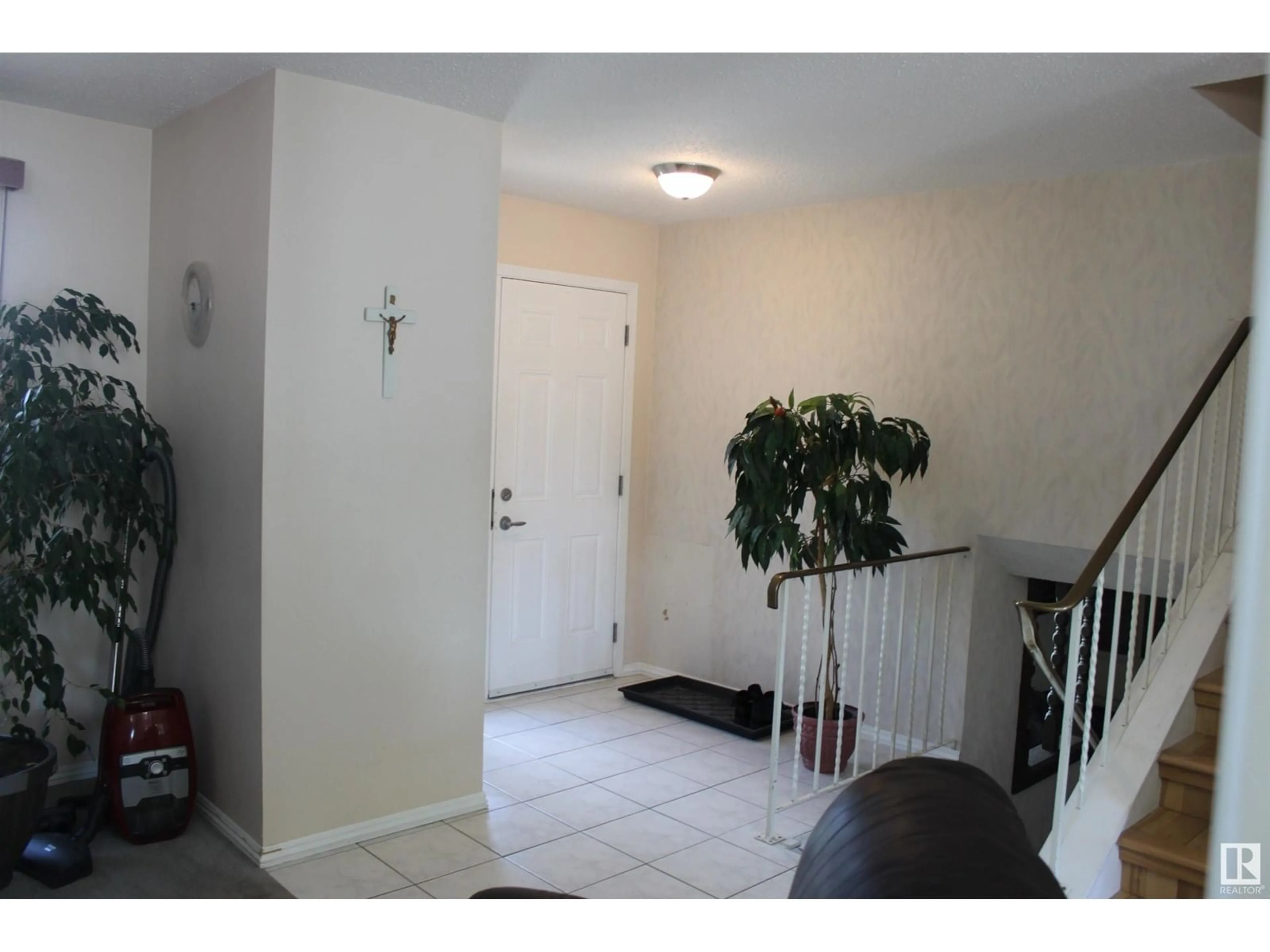 Indoor entryway for 102 GRANDIN DR, Morinville Alberta T0G1P0