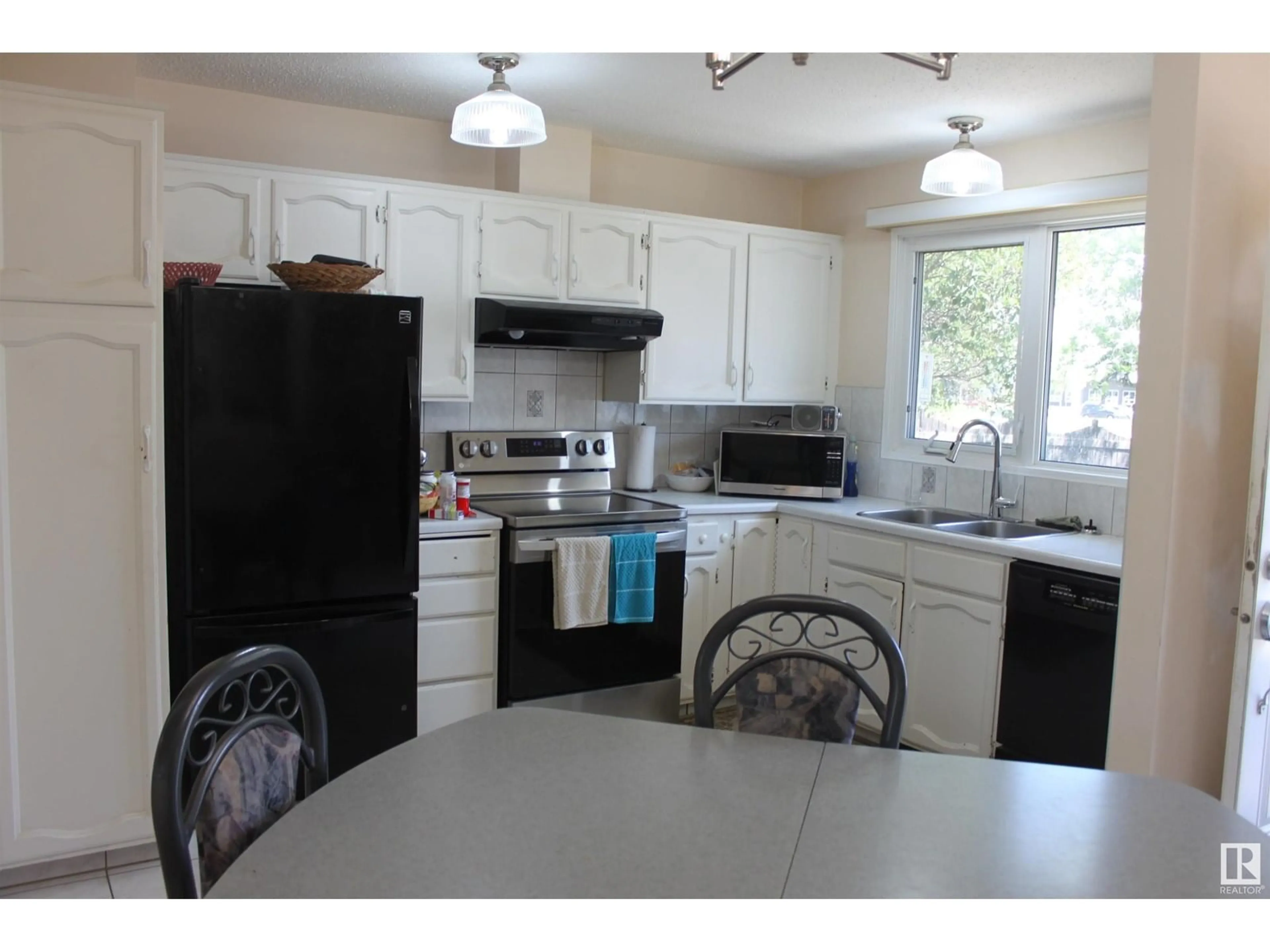 Standard kitchen, wood/laminate floor for 102 GRANDIN DR, Morinville Alberta T0G1P0