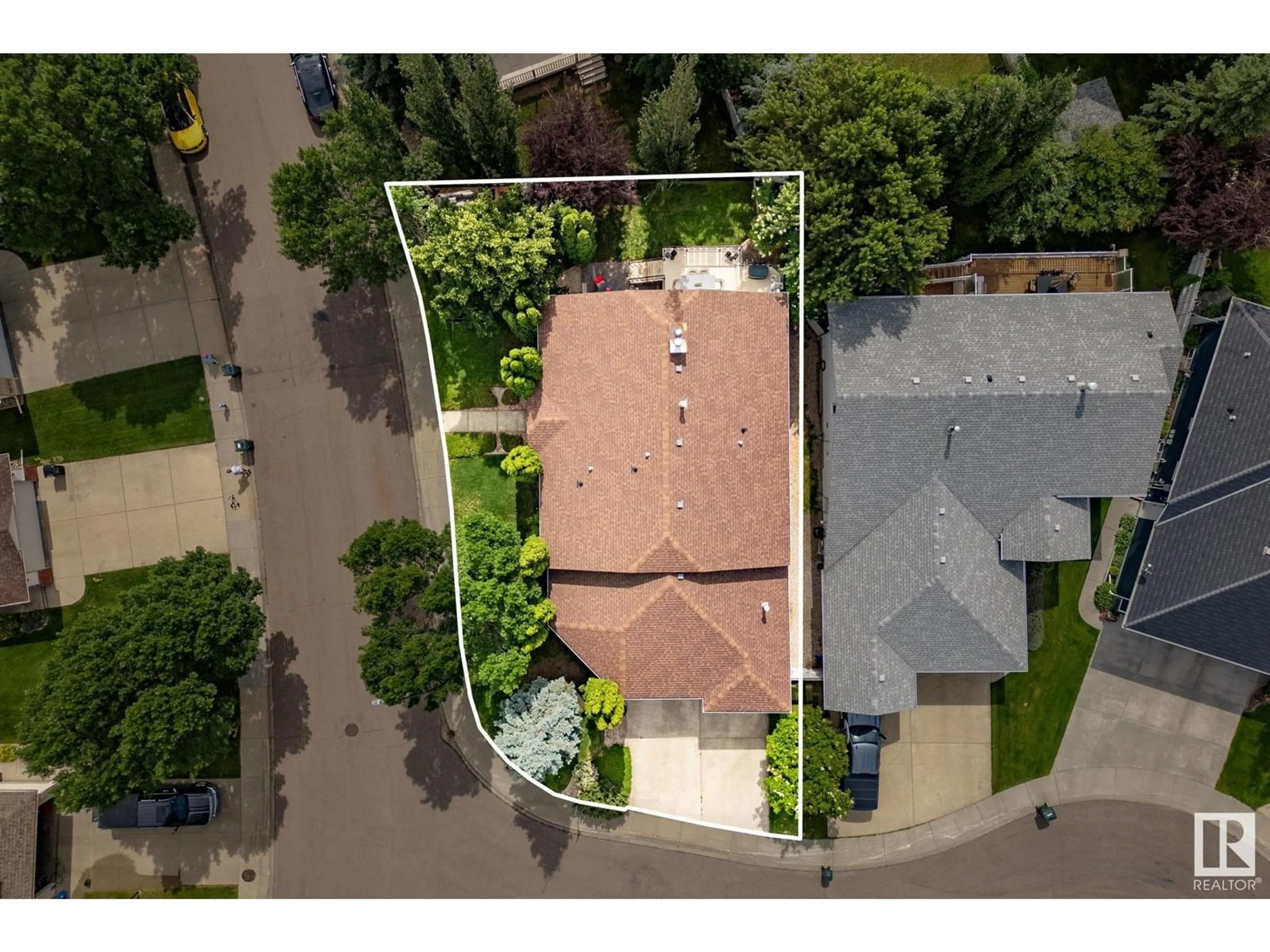 A pic from outside/outdoor area/front of a property/back of a property/a pic from drone, street for 47 CHARLTON RD, Sherwood Park Alberta T8H1R5