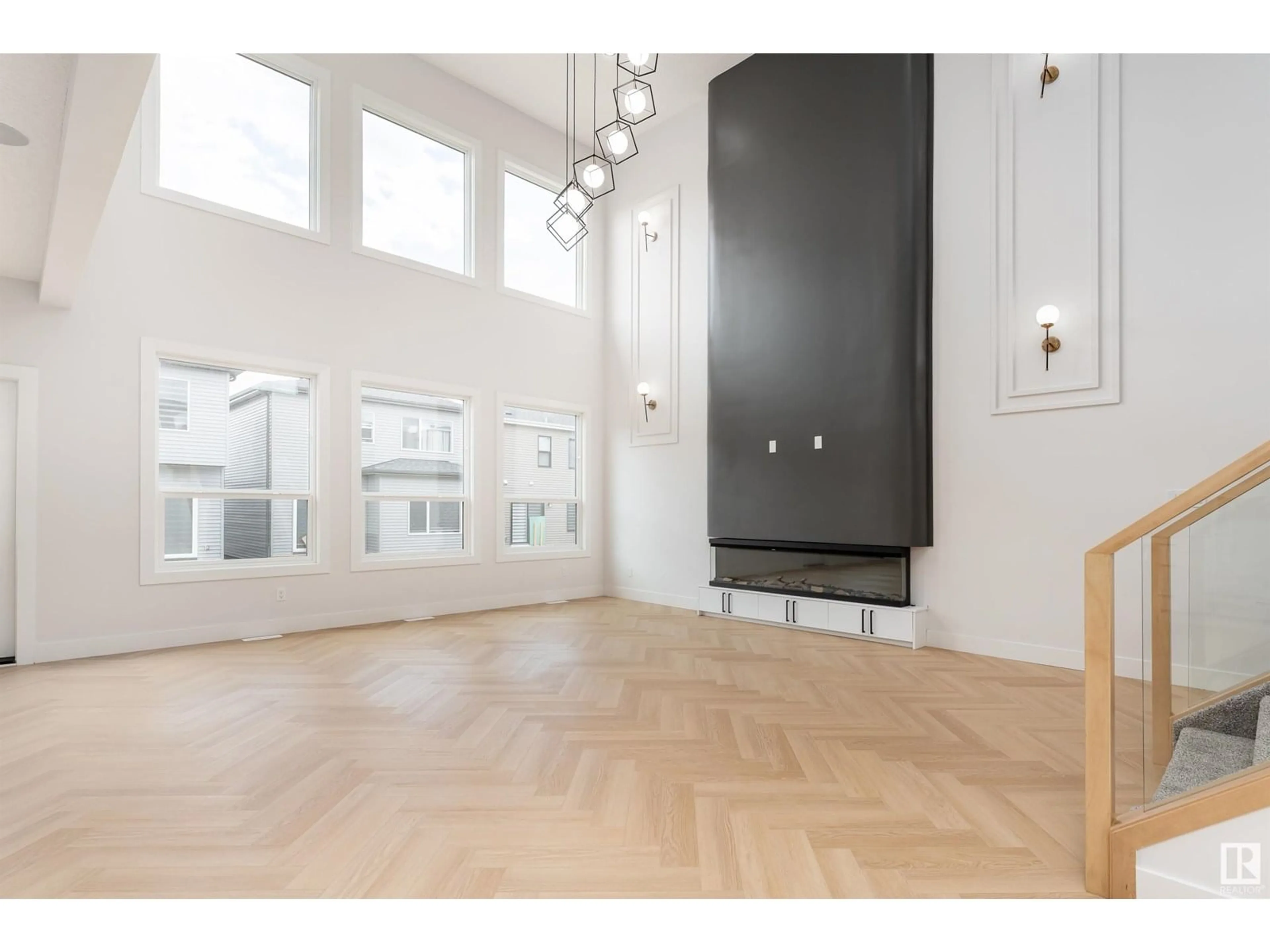 Indoor foyer for 7012 KIVIAQ CR, Edmonton Alberta T6W5N6