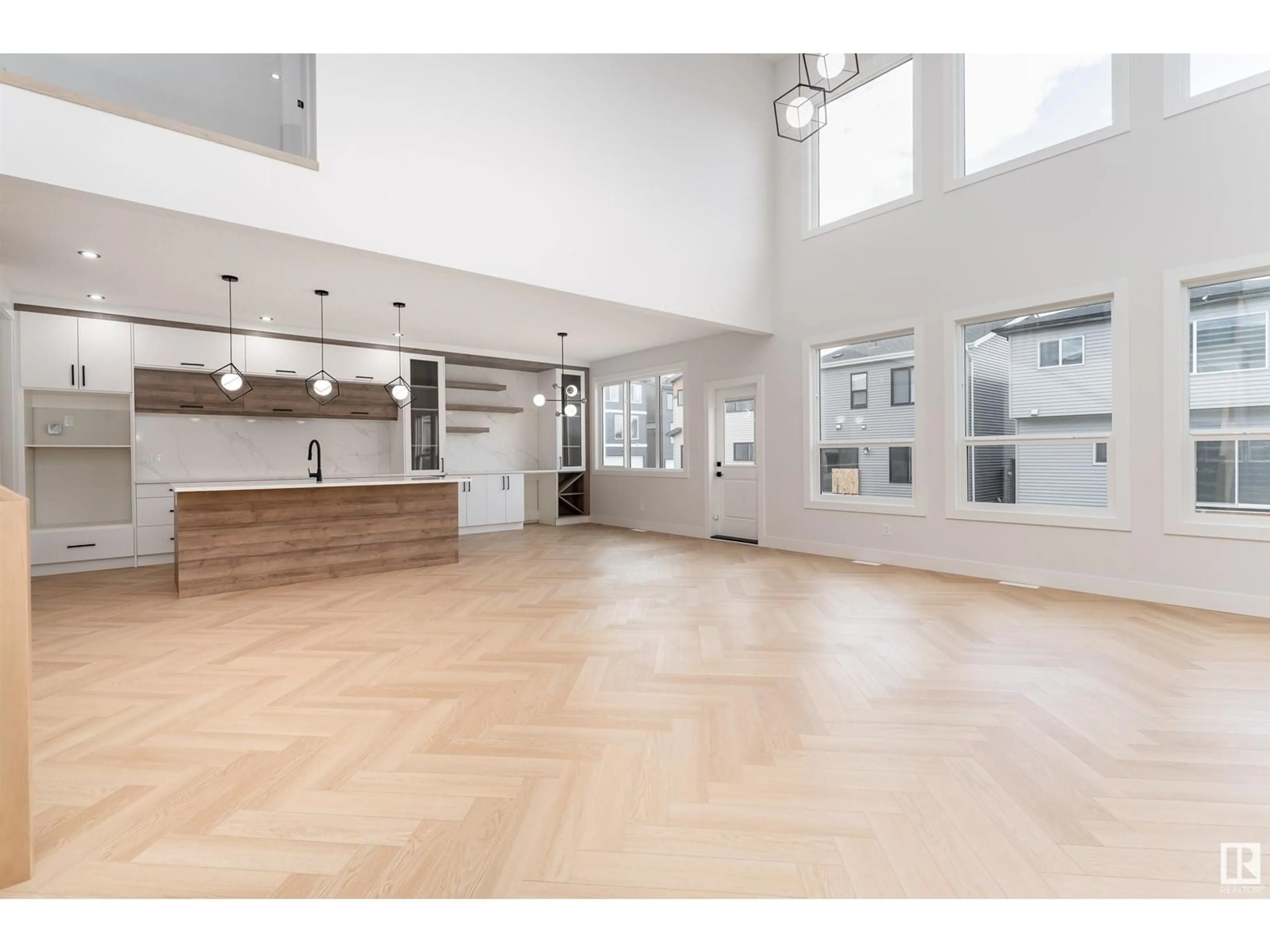 Indoor foyer for 7012 KIVIAQ CR, Edmonton Alberta T6W5N6