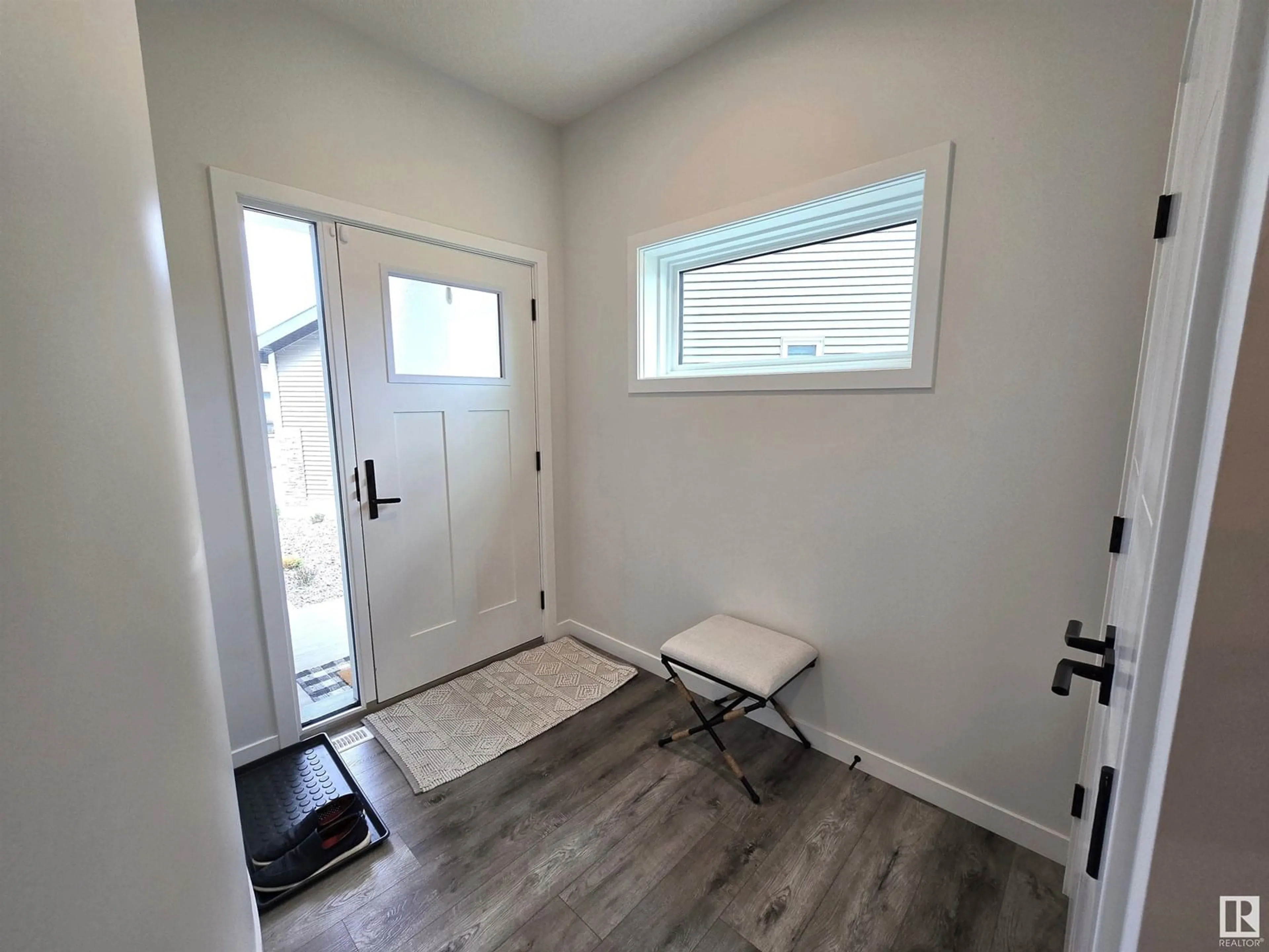 Indoor entryway for 1663 ENRIGHT WY, Edmonton Alberta T6M0Z2