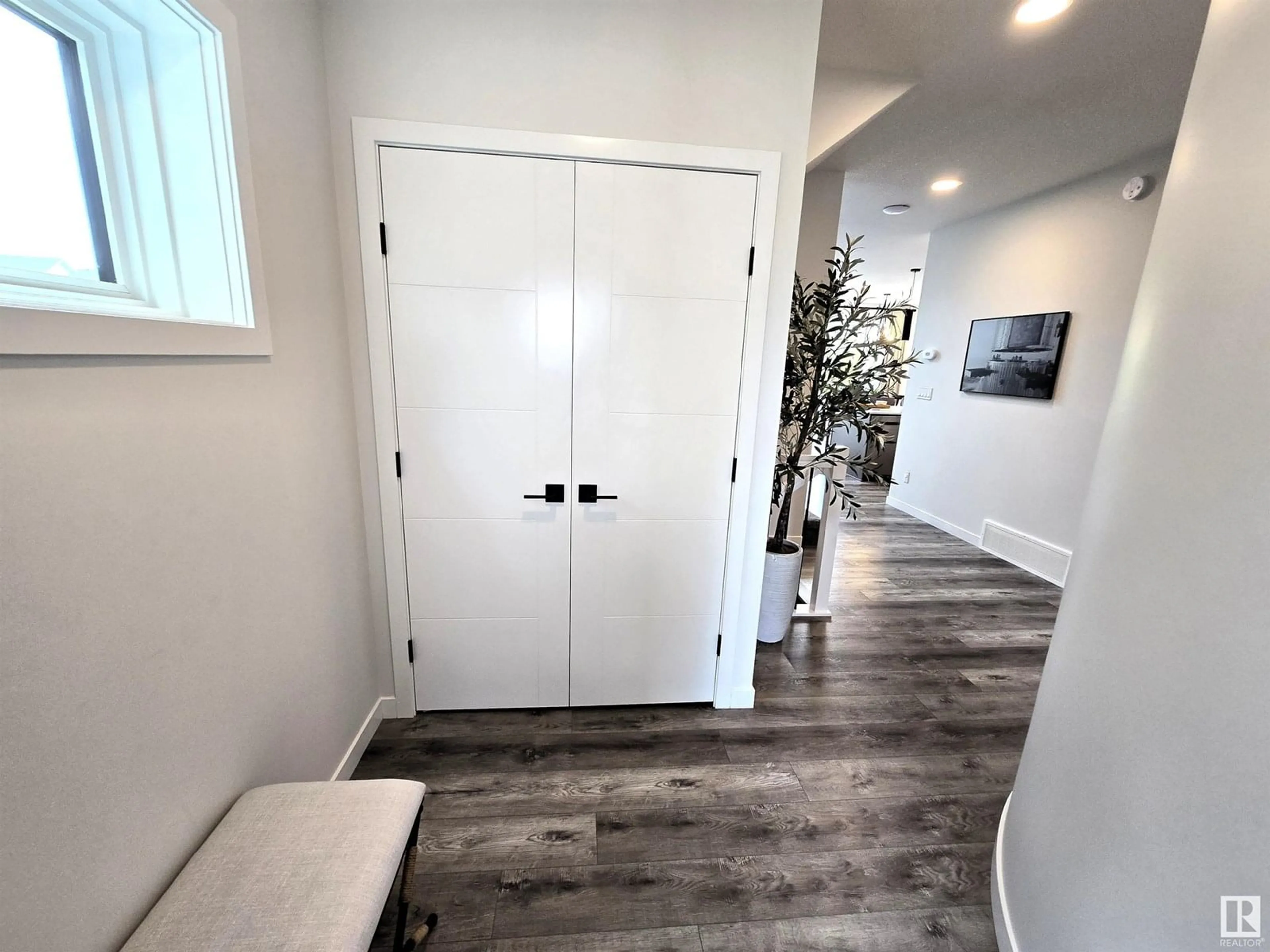 Indoor entryway for 1663 ENRIGHT WY, Edmonton Alberta T6M0Z2