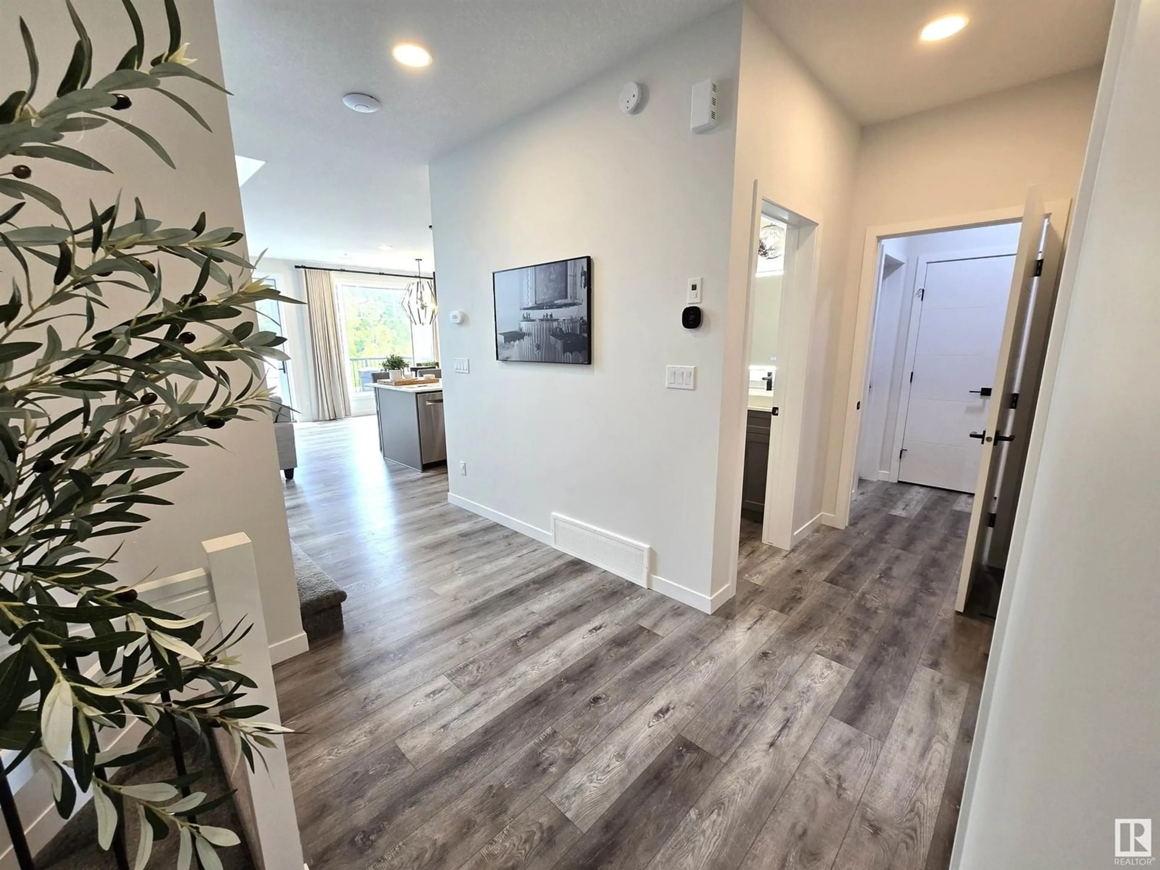 Indoor entryway for 1663 ENRIGHT WY, Edmonton Alberta T6M0Z2