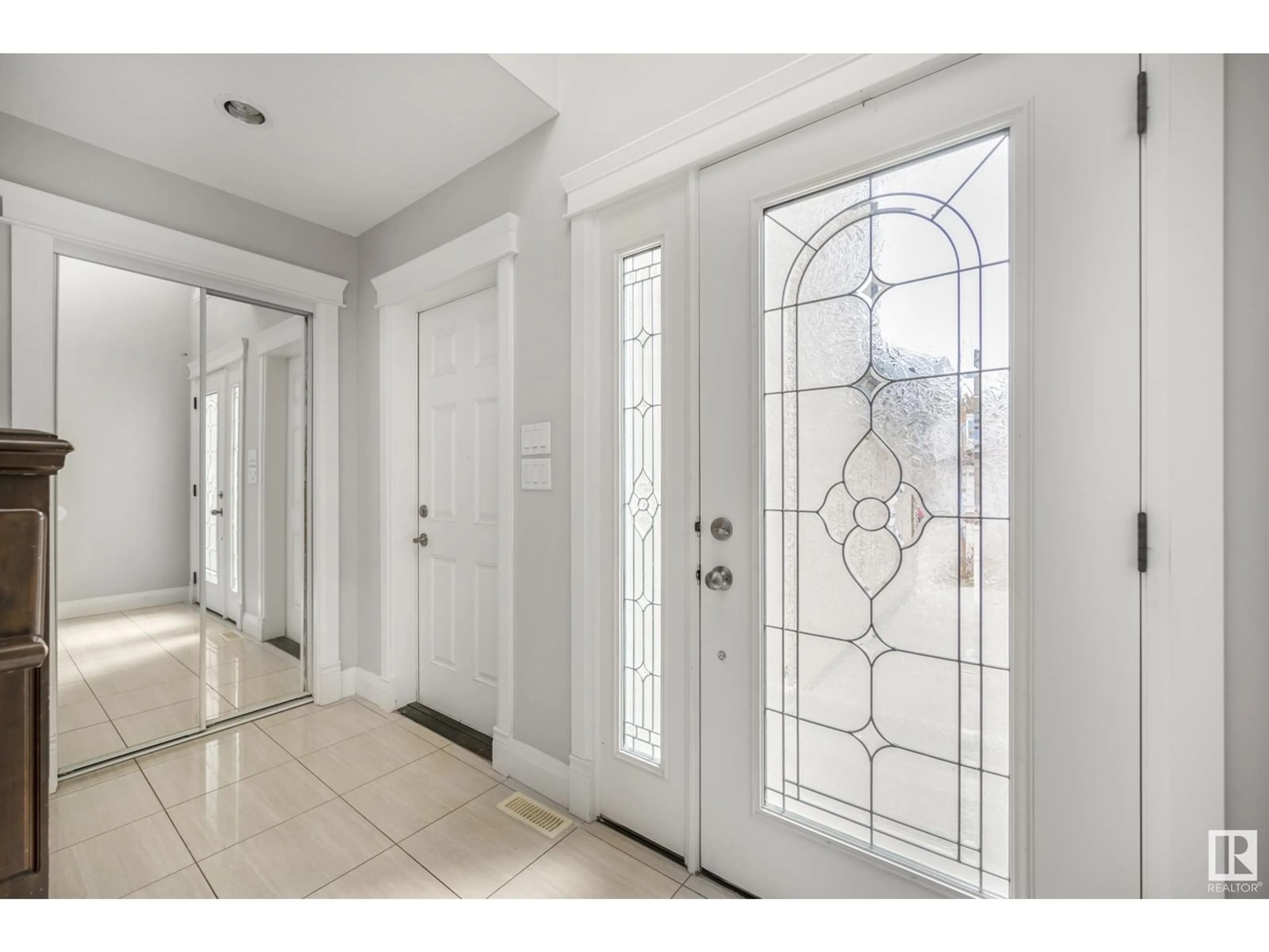 Indoor entryway for 550 ALBANY WY, Edmonton Alberta T6V1J6