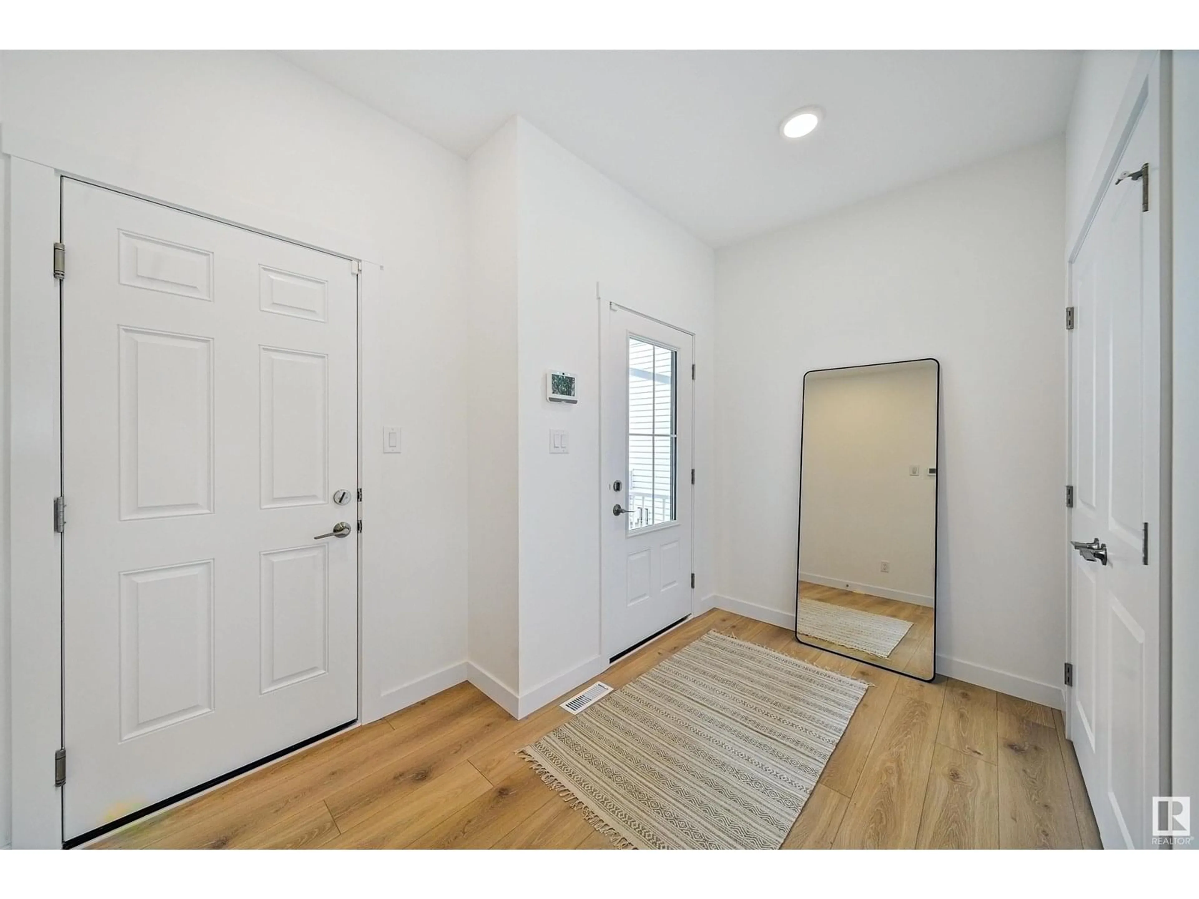Indoor entryway for 4023 208 ST, Edmonton Alberta T6M3E4