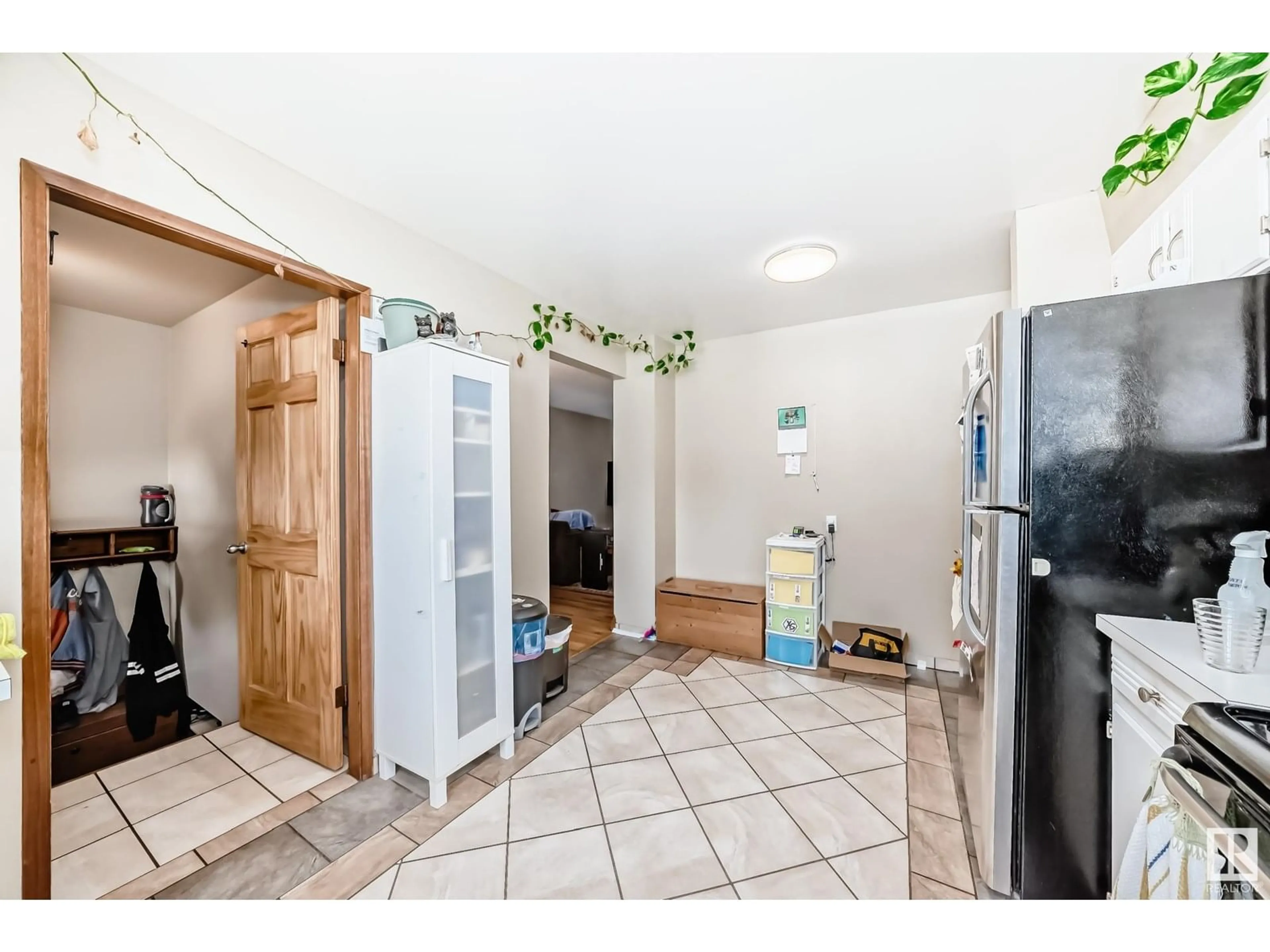Indoor entryway for 10348 36A AV, Edmonton Alberta T6J2H6