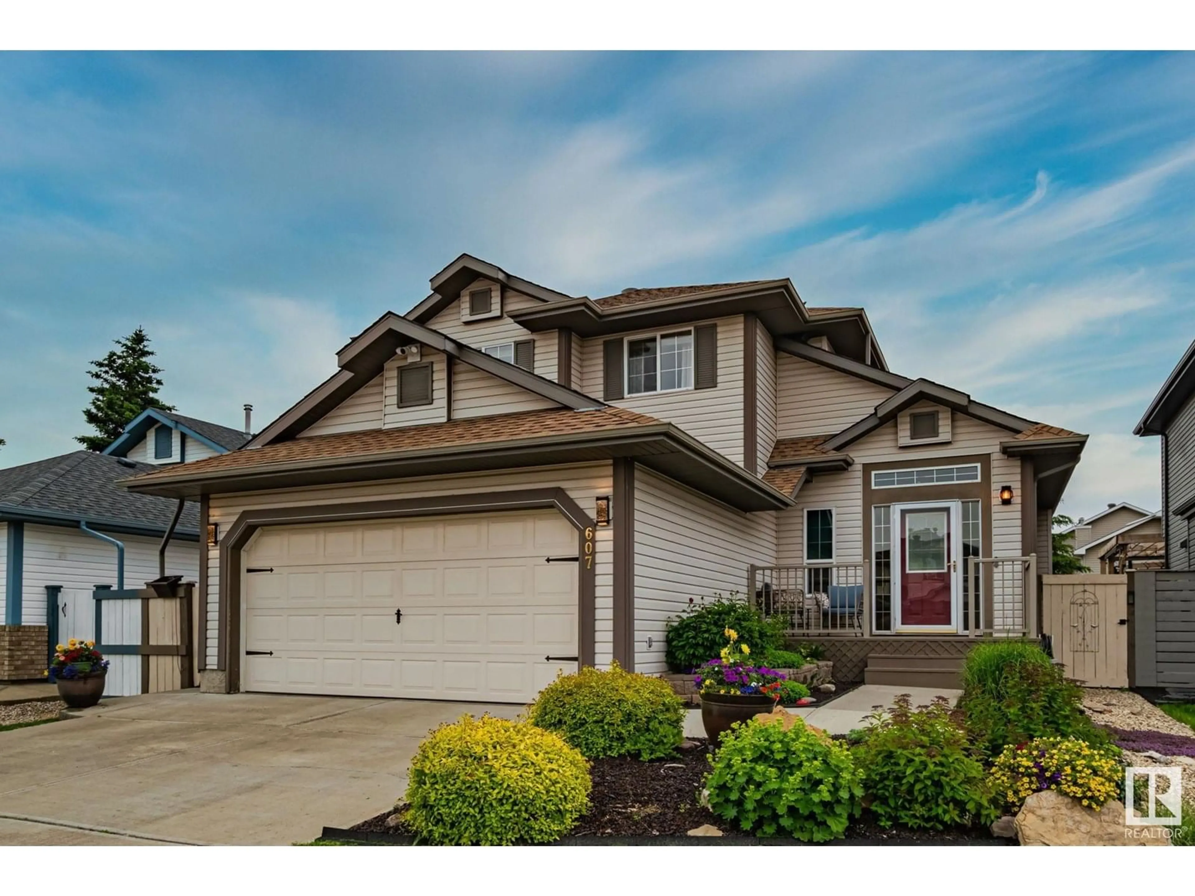 Home with vinyl exterior material, street for 607 MEADOWVIEW CR, Sherwood Park Alberta T8H1Y9
