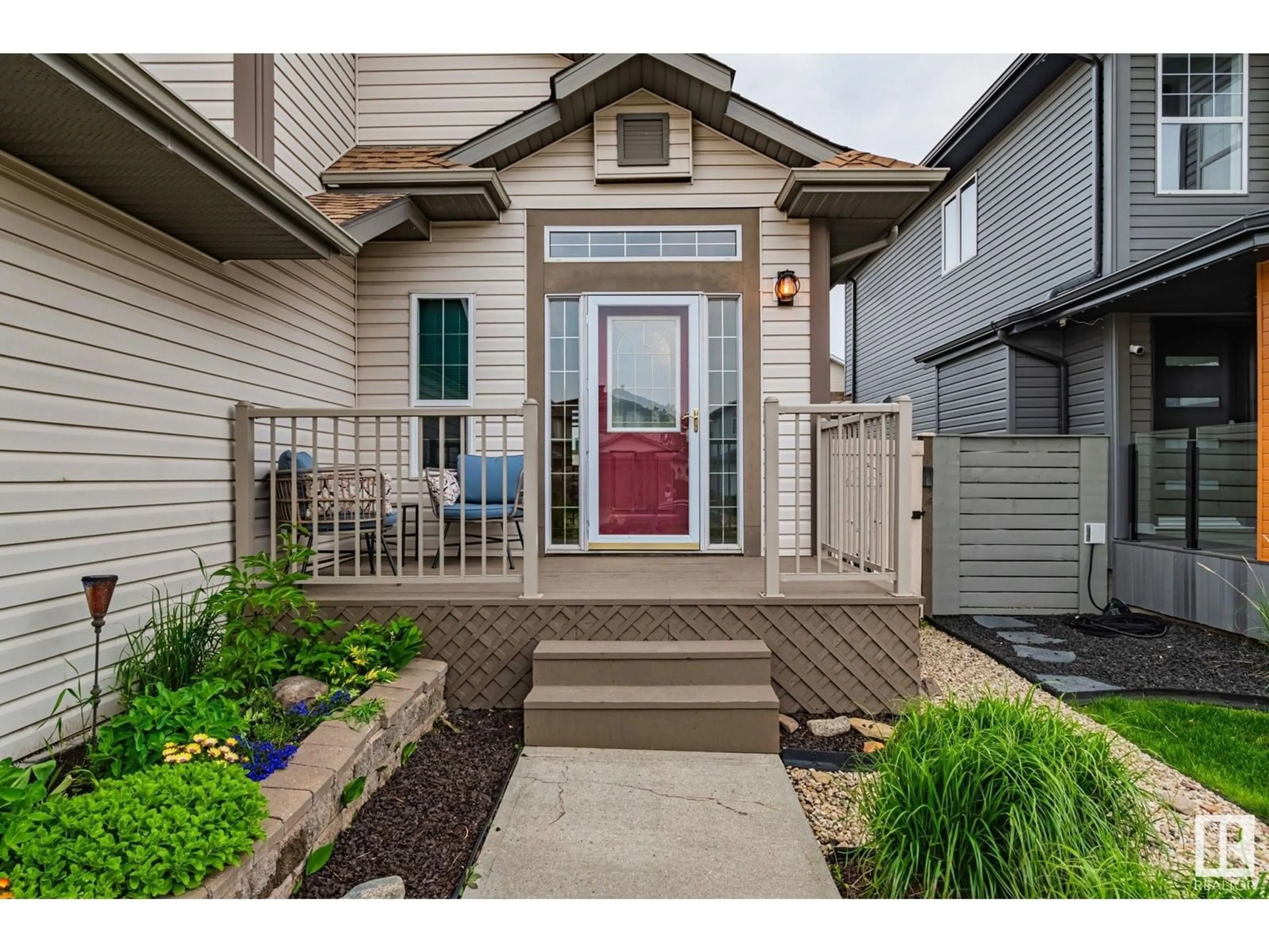 Indoor entryway for 607 MEADOWVIEW CR, Sherwood Park Alberta T8H1Y9
