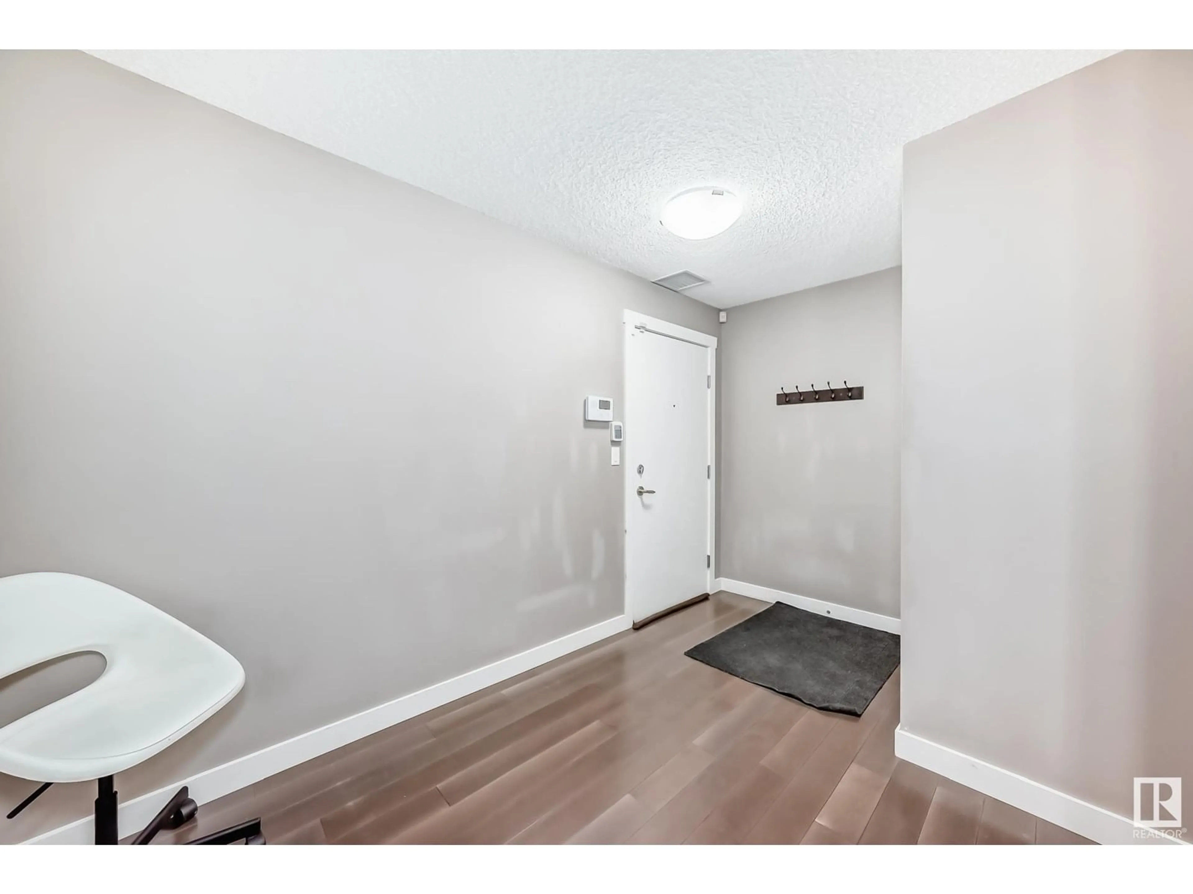 Indoor entryway for #101 - 2207 44 AV, Edmonton Alberta T6T0T2