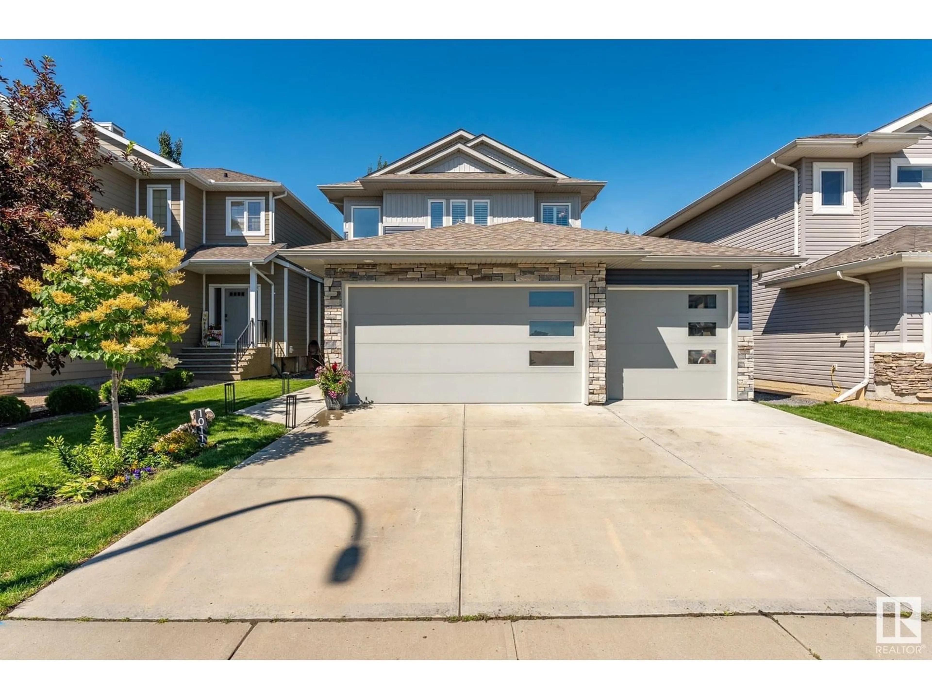 Home with vinyl exterior material, street for 10118 96 ST, Morinville Alberta T8R0B5