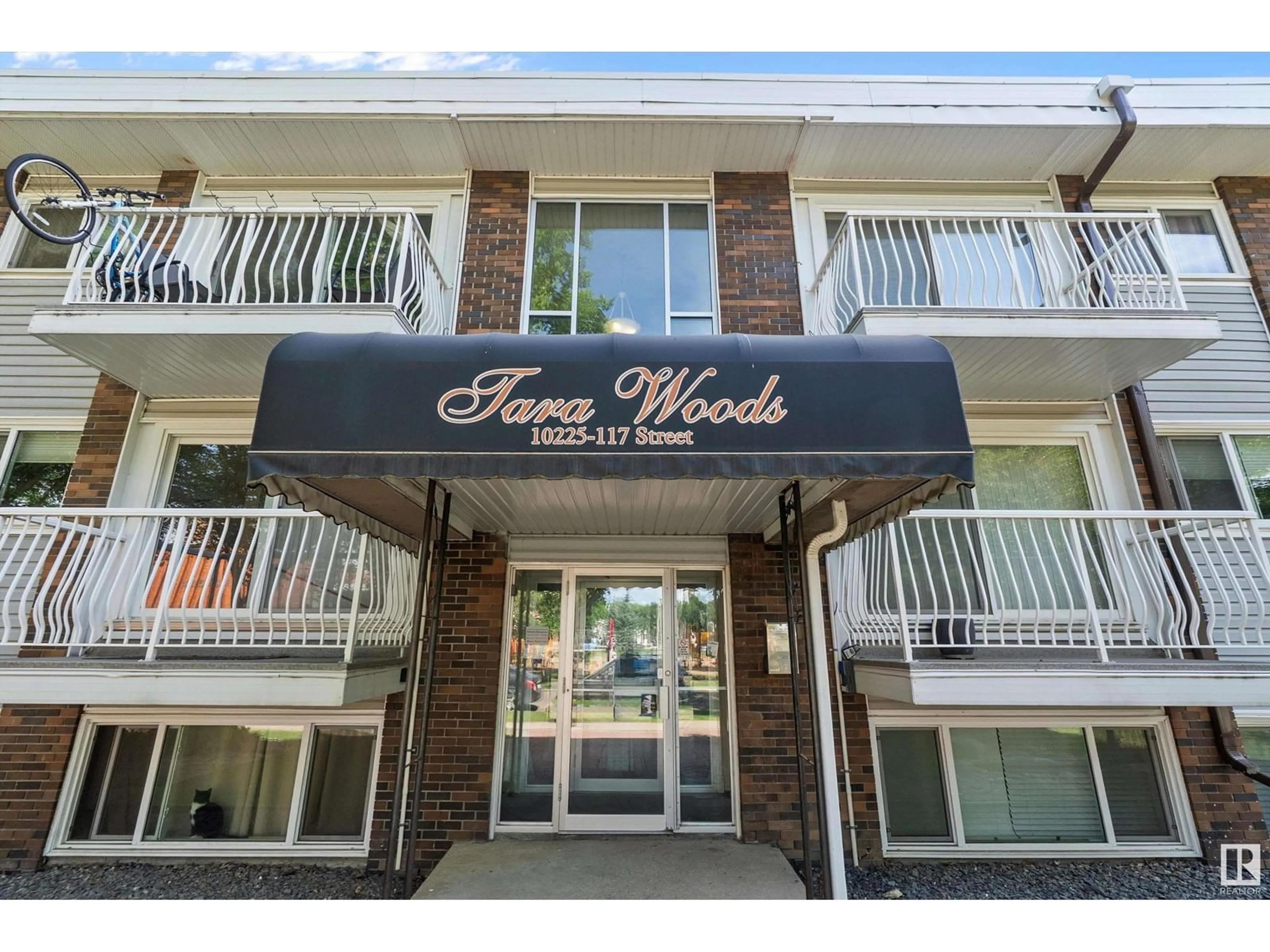 Indoor foyer for 210 - 10225 117 ST, Edmonton Alberta T5K1X7