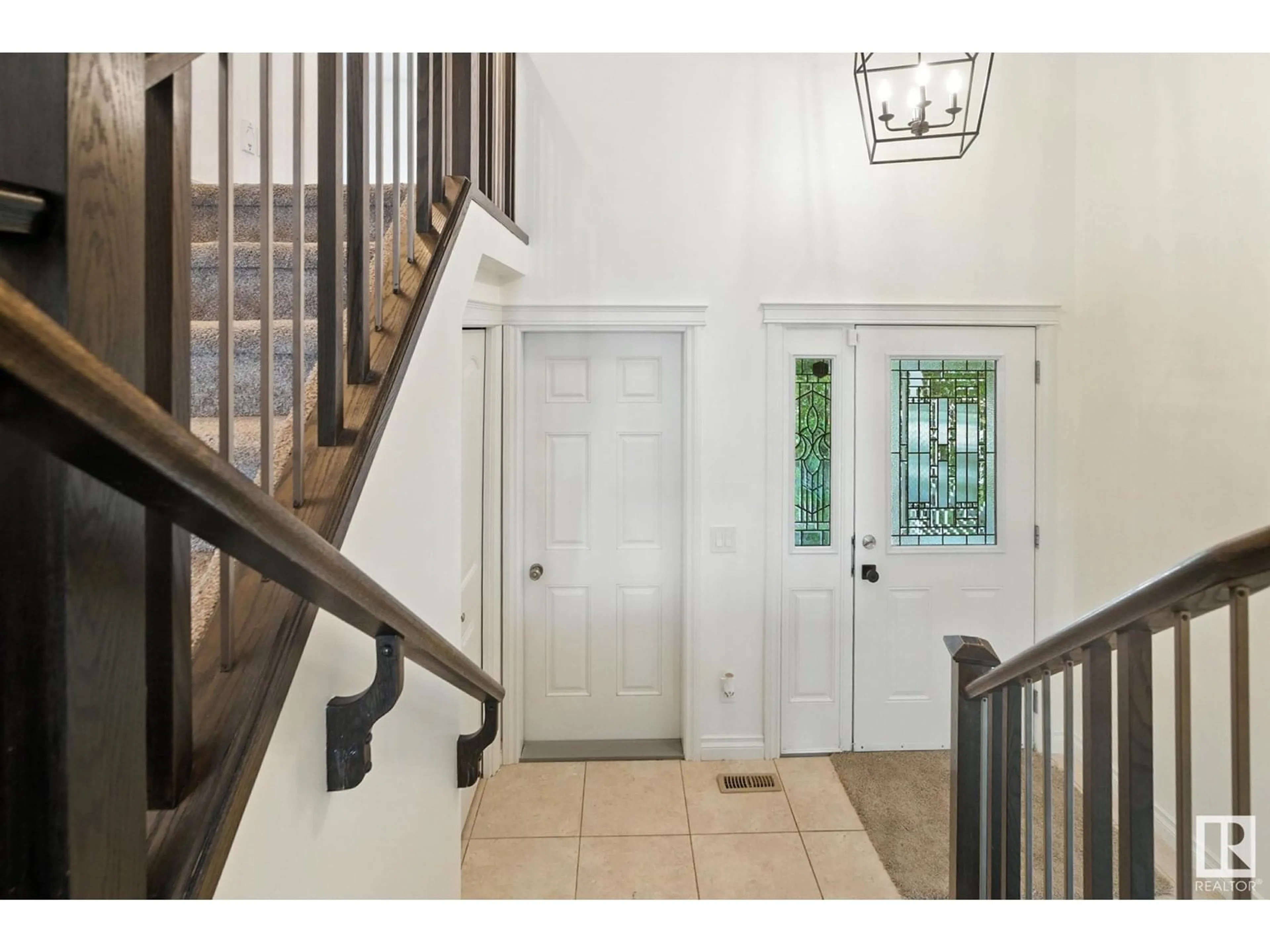 Indoor entryway for 154 WELLINGTON PLACE, Fort Saskatchewan Alberta T8L0G4