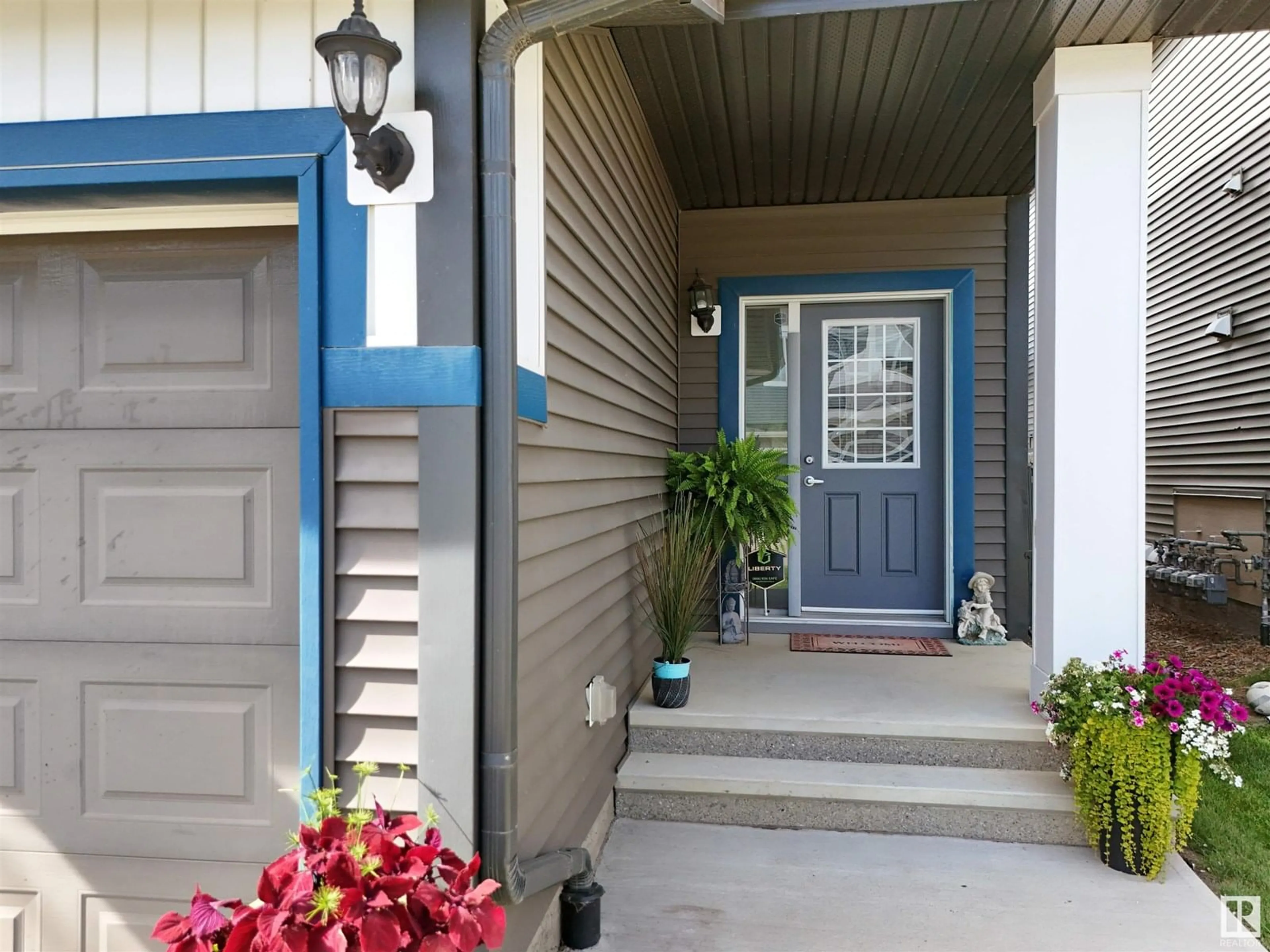 Indoor entryway for 53 8209 217 STREET, Edmonton Alberta T5T6Z4