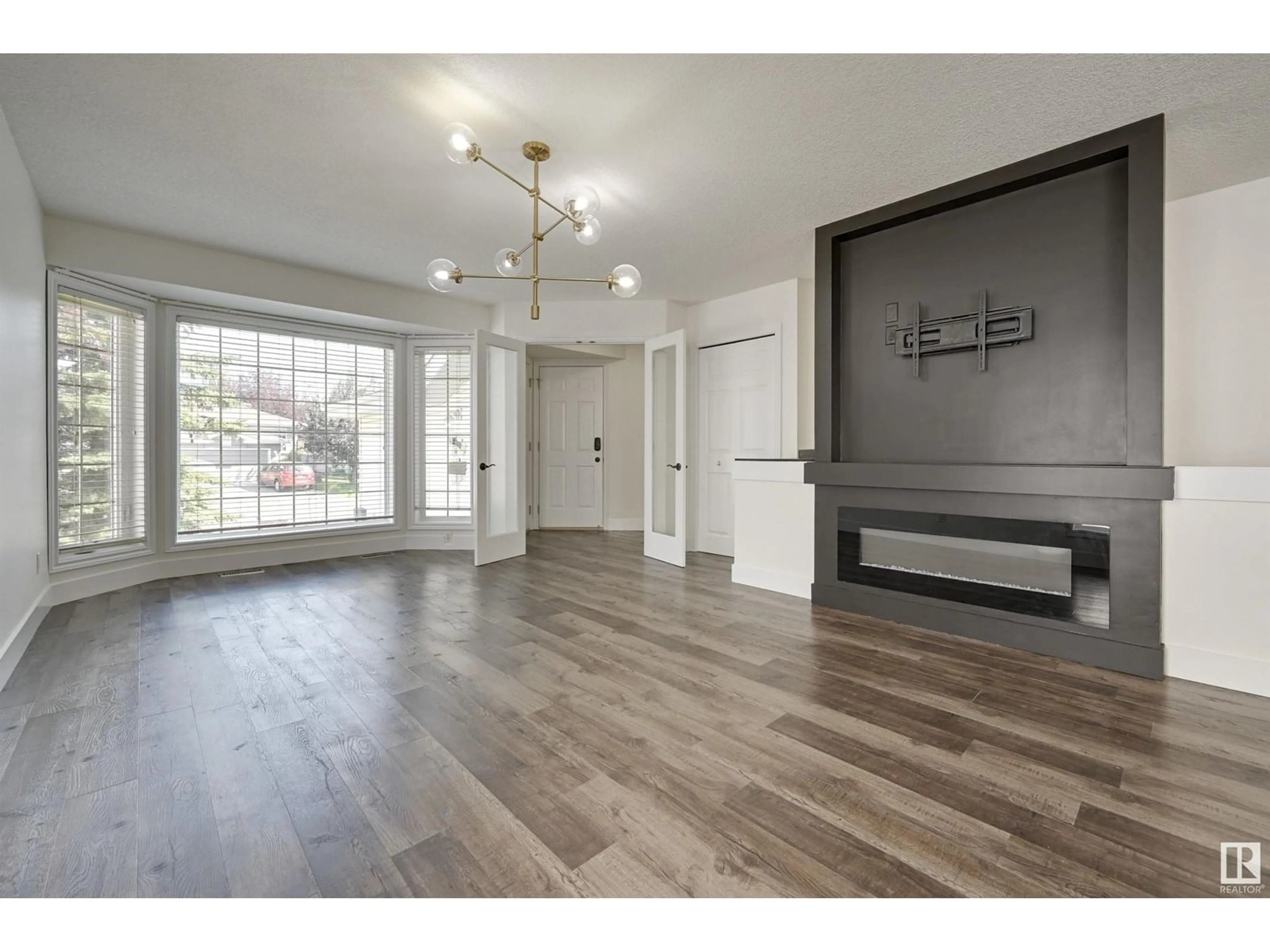 Indoor entryway for 19027 53 AV, Edmonton Alberta T6M2L2
