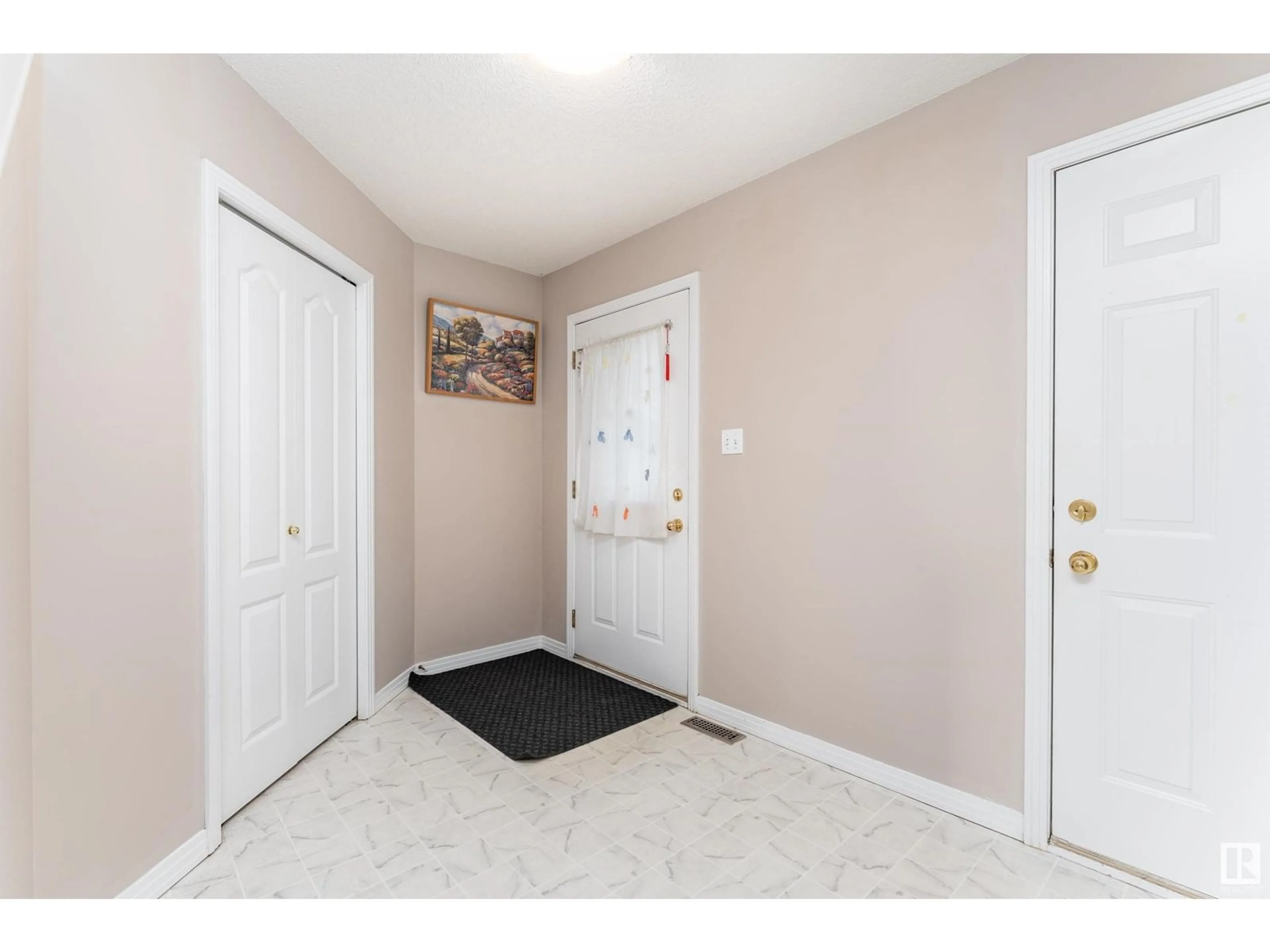 Indoor entryway for 2026 GARNETT WY, Edmonton Alberta T5T6R1