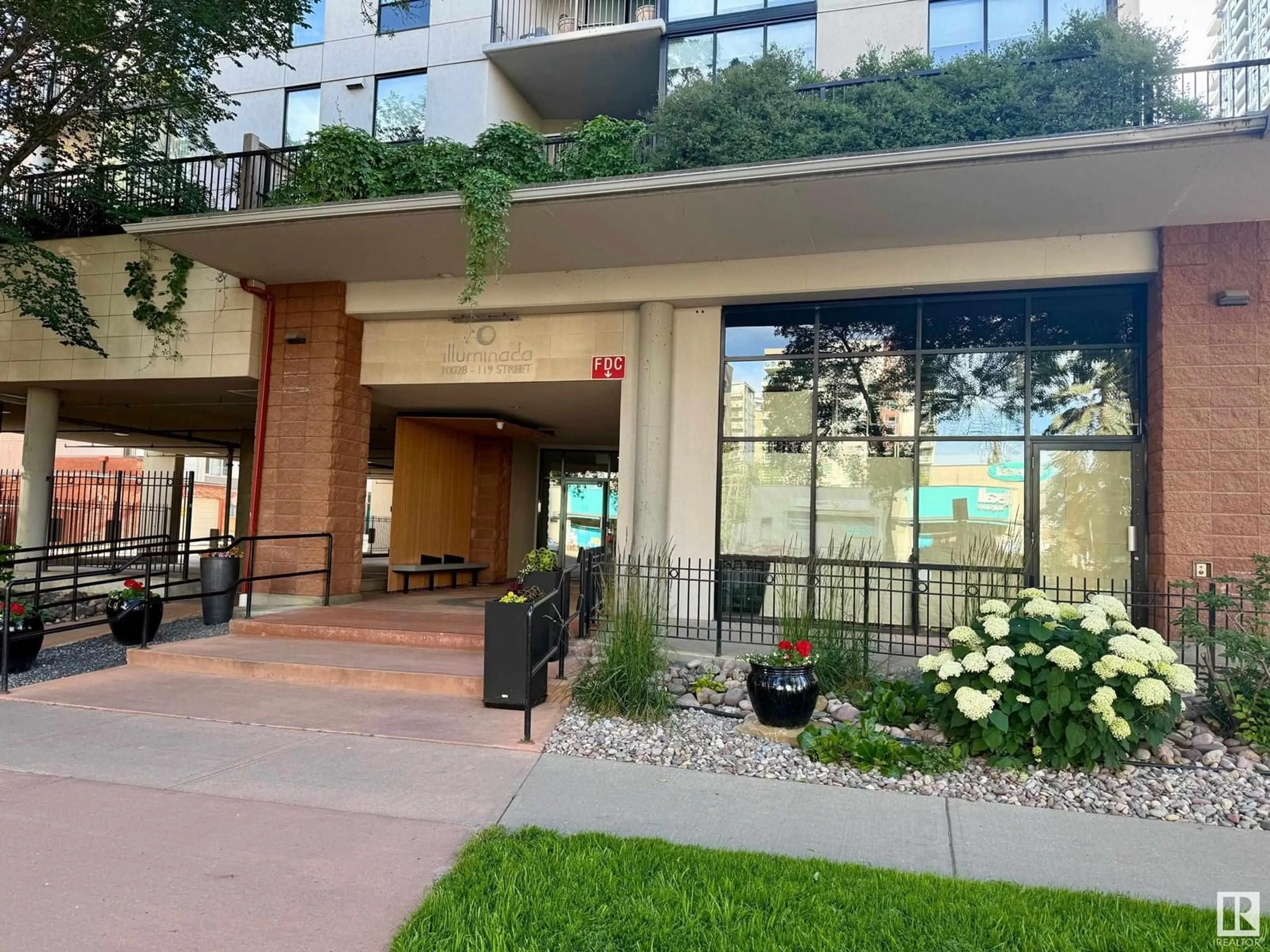 Indoor foyer for 10028 - 601 119 ST, Edmonton Alberta T5K1Y8