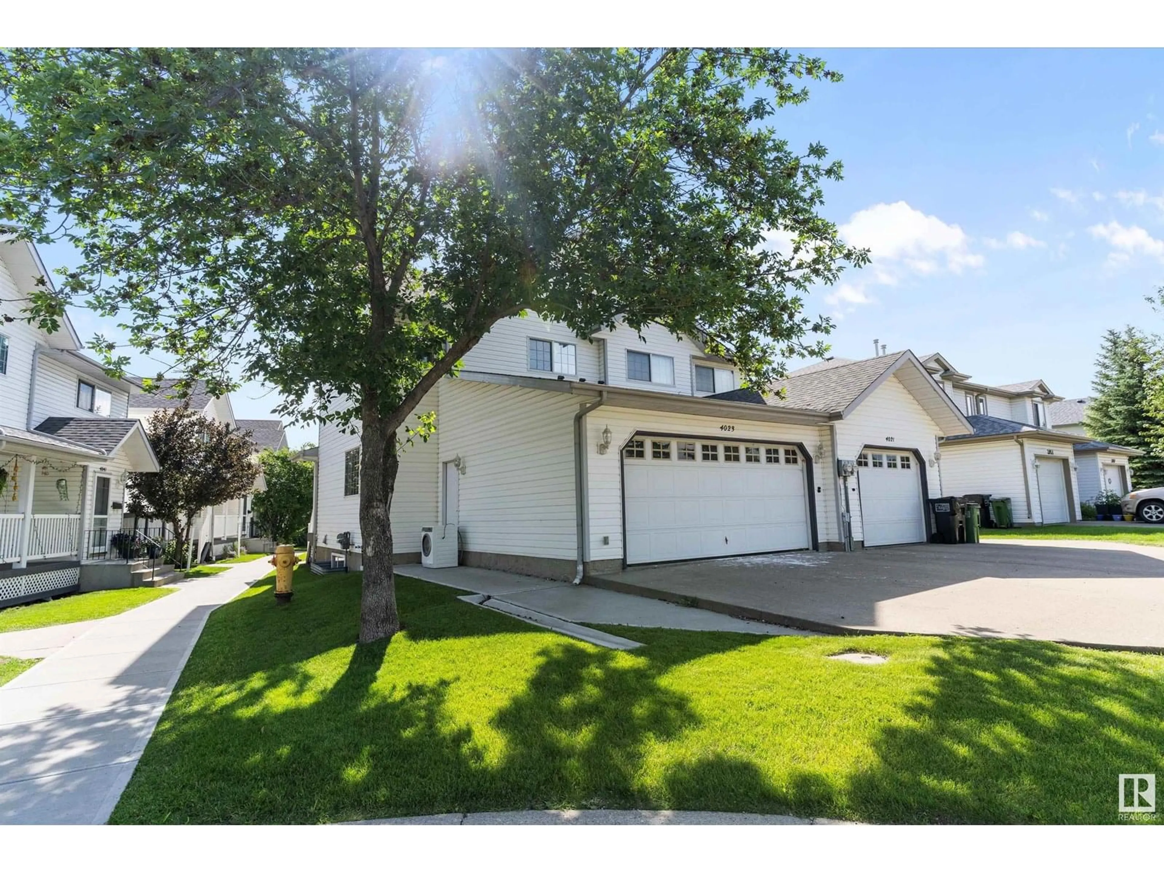 Home with vinyl exterior material, street for 4023 38 ST, Edmonton Alberta T6L6W8