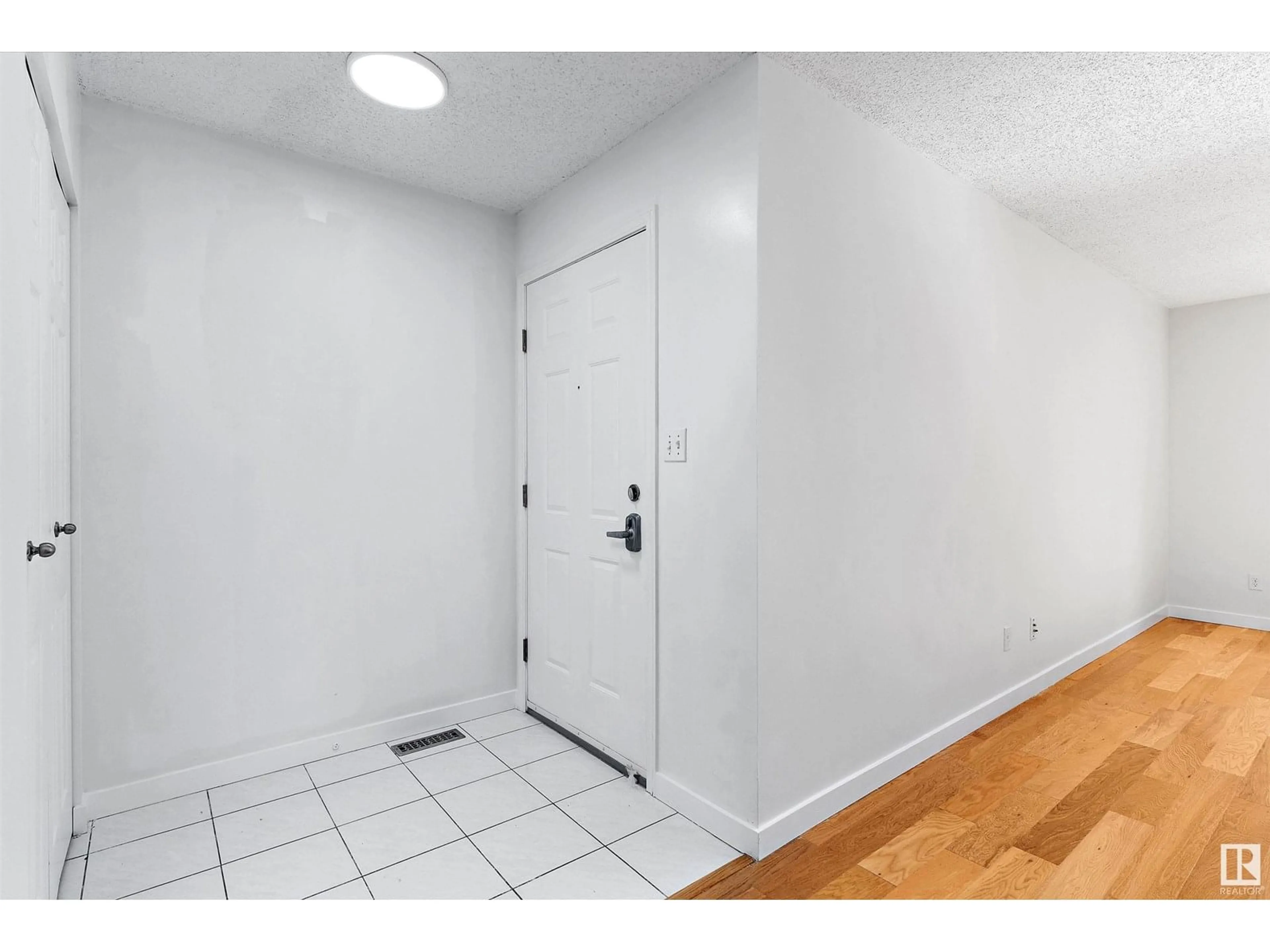 Indoor entryway for 4023 38 ST, Edmonton Alberta T6L6W8