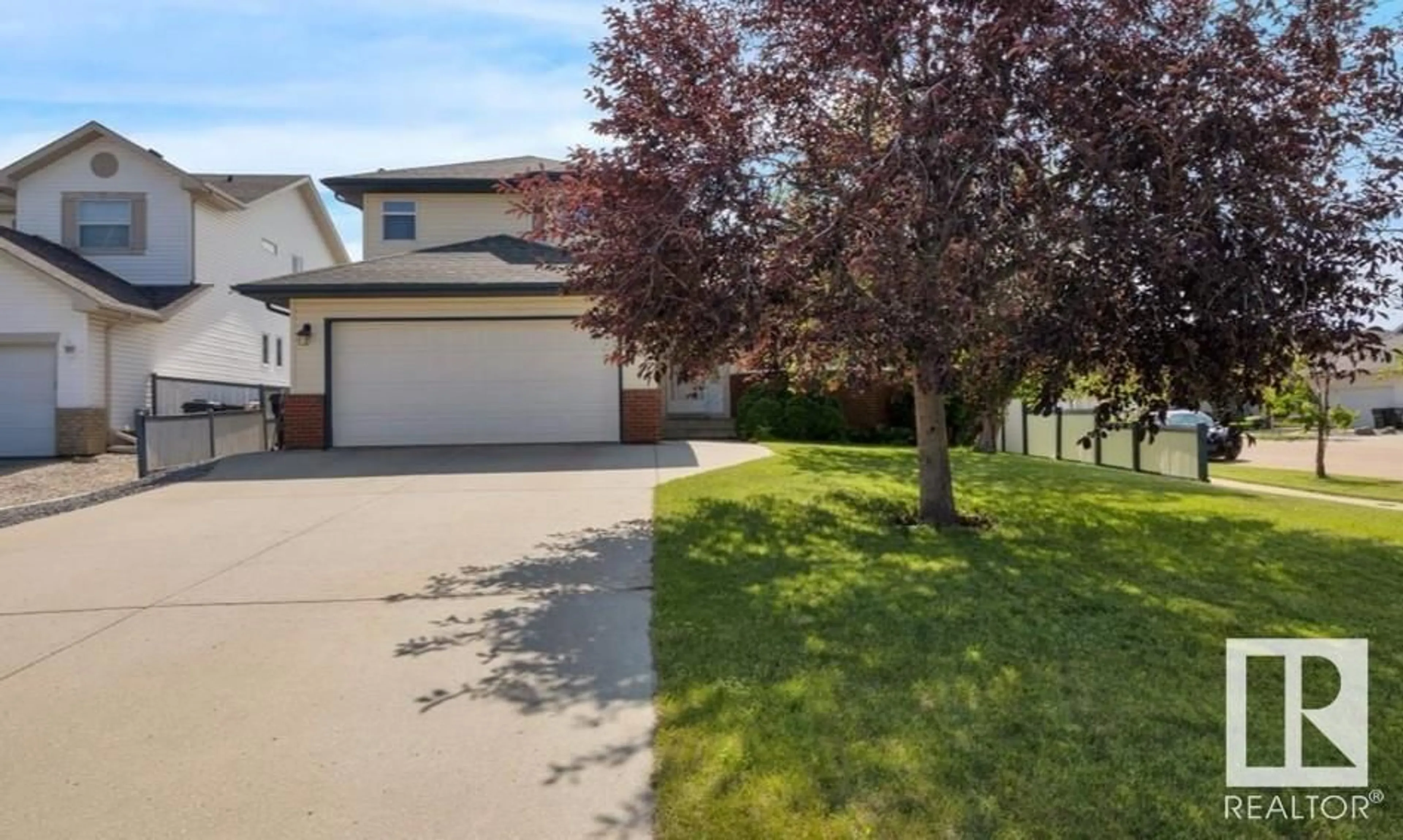 A pic from outside/outdoor area/front of a property/back of a property/a pic from drone, street for 368 HERITAGE DR, Sherwood Park Alberta T8A6A3