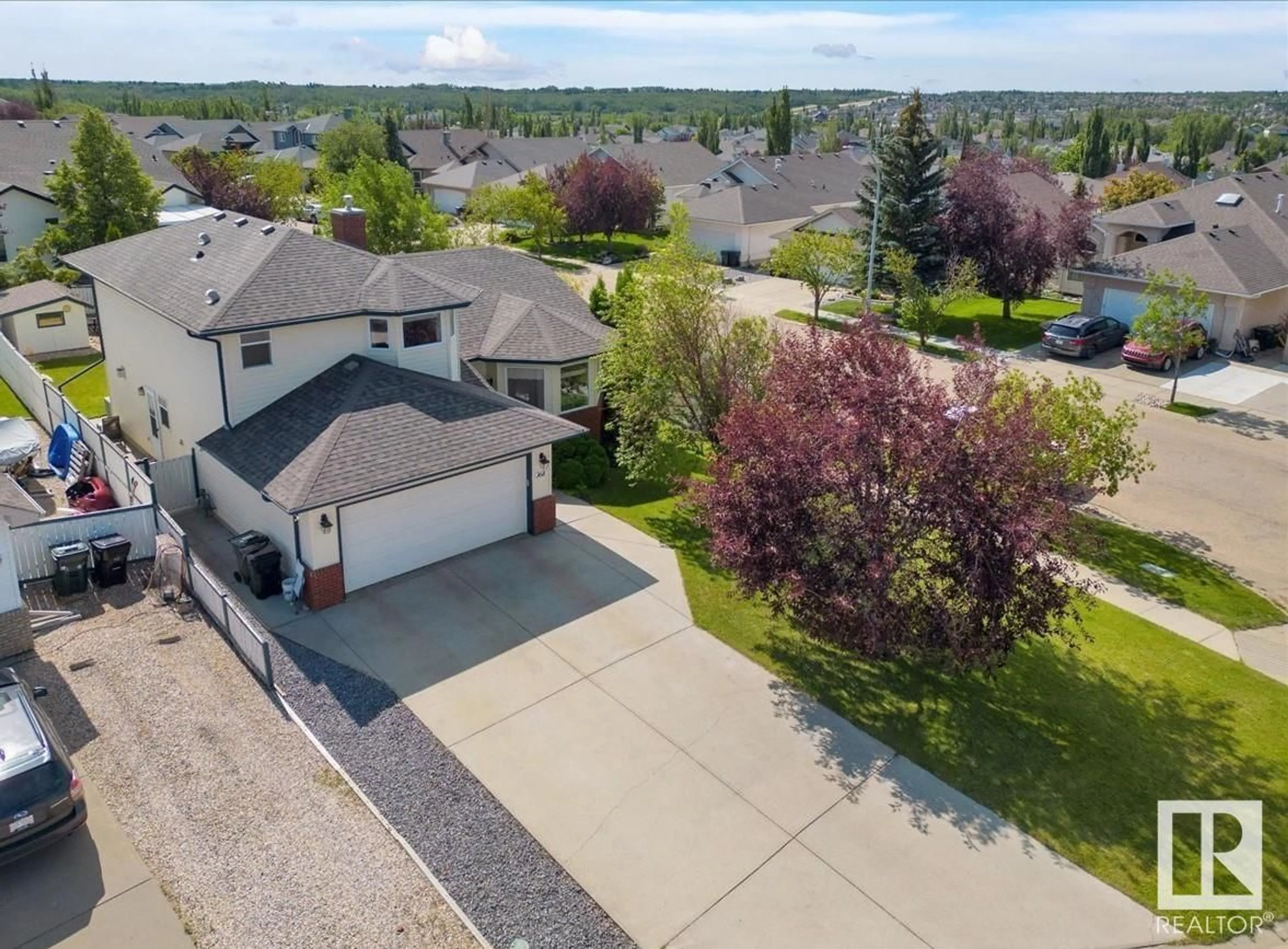 A pic from outside/outdoor area/front of a property/back of a property/a pic from drone, street for 368 HERITAGE DR, Sherwood Park Alberta T8A6A3