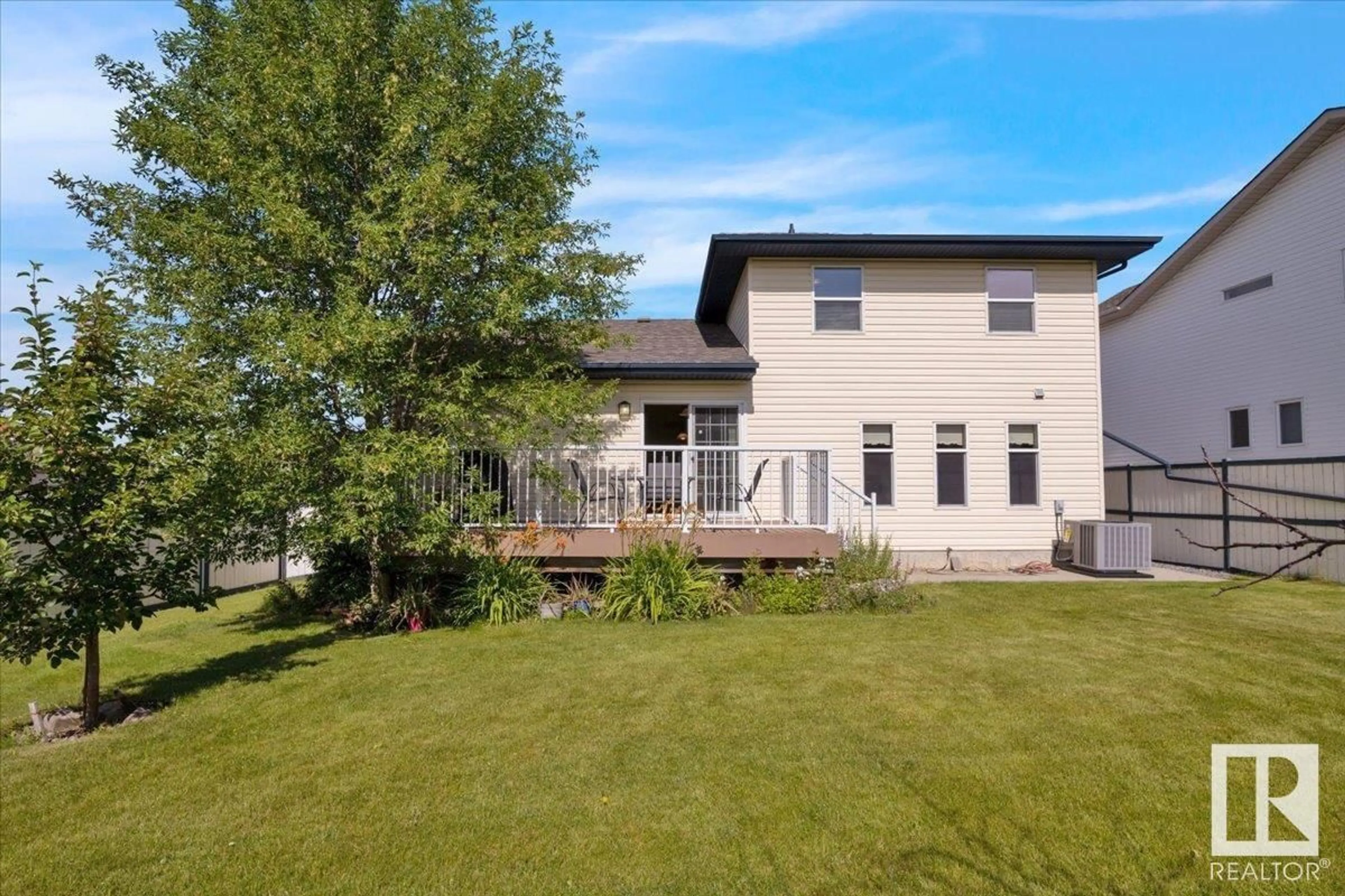 A pic from outside/outdoor area/front of a property/back of a property/a pic from drone, unknown for 368 HERITAGE DR, Sherwood Park Alberta T8A6A3