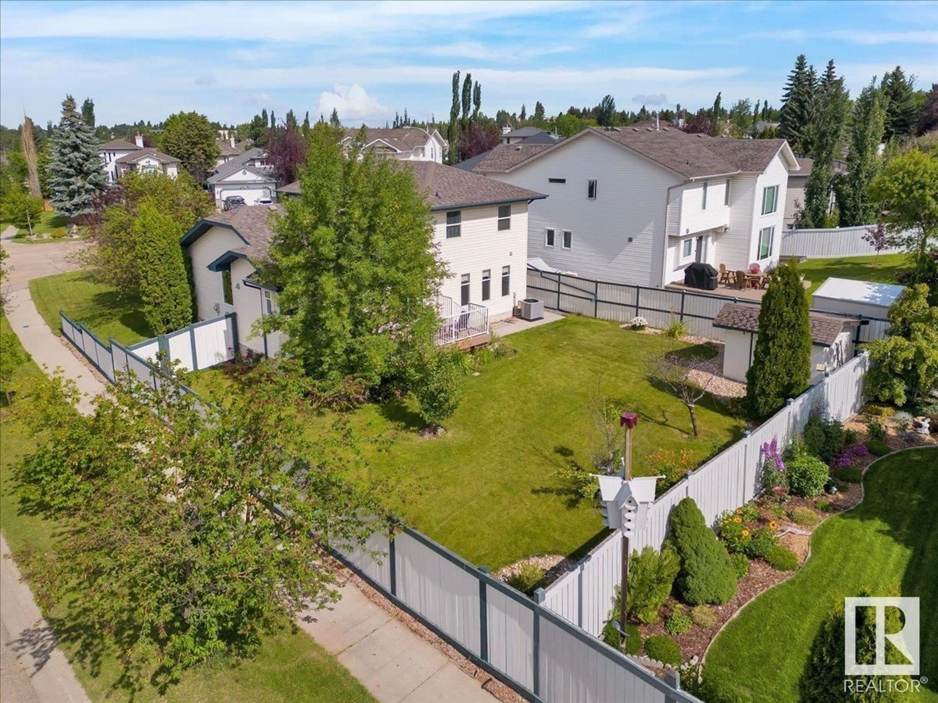 A pic from outside/outdoor area/front of a property/back of a property/a pic from drone, street for 368 HERITAGE DR, Sherwood Park Alberta T8A6A3