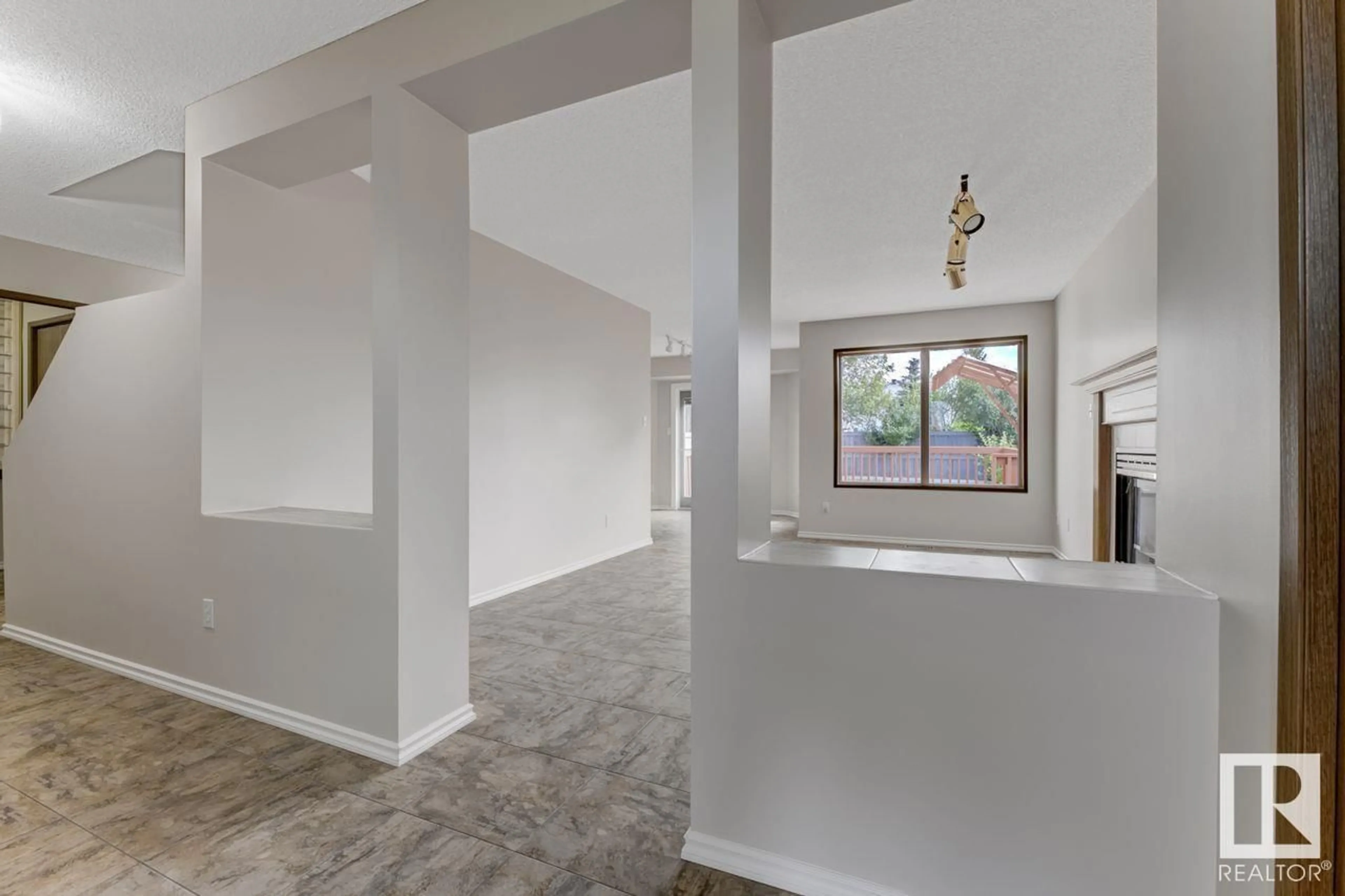 Indoor foyer for NW - 9944 178 AV, Edmonton Alberta T5X5X2
