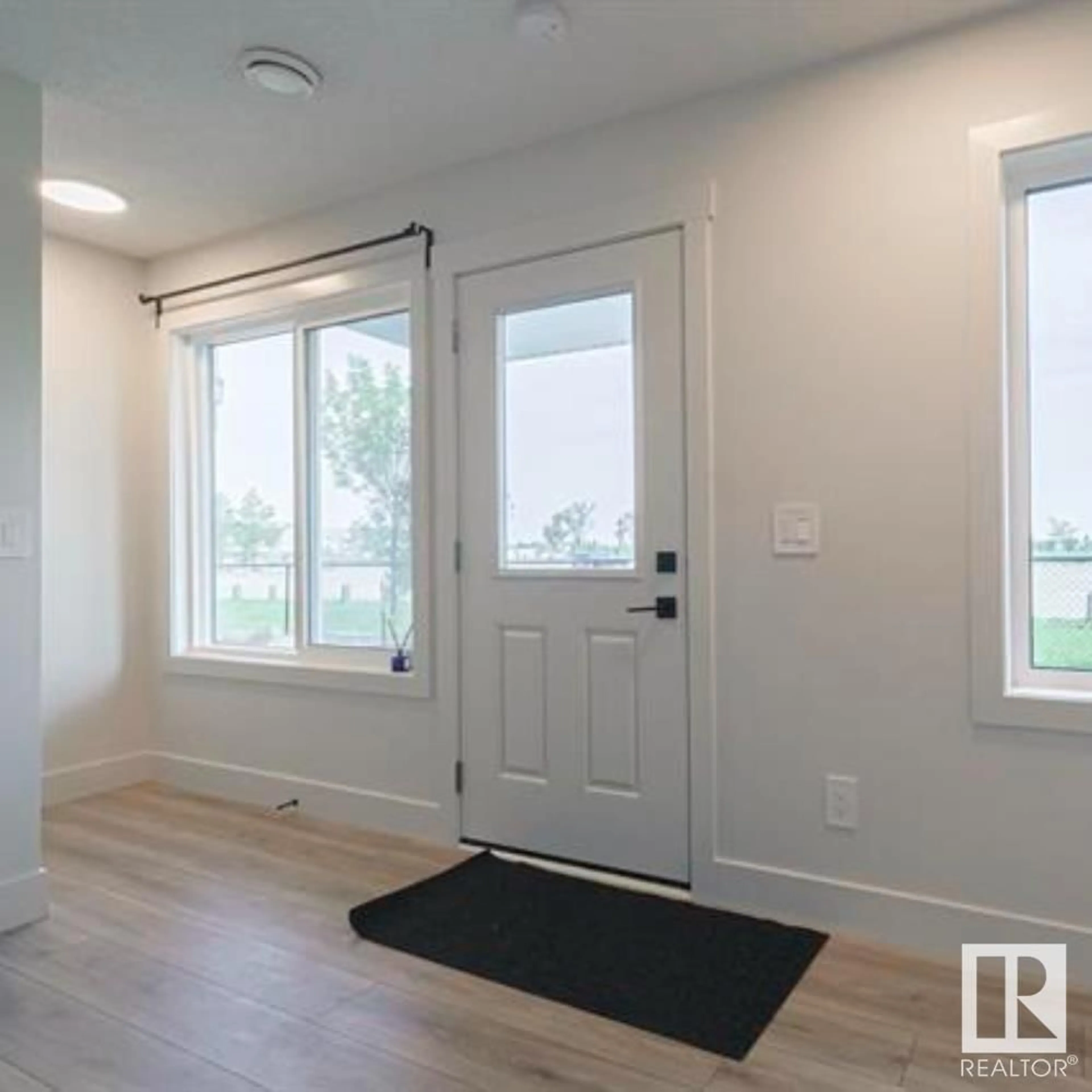 Indoor entryway for 72 16335 84 ST, Edmonton Alberta T5Z0S2