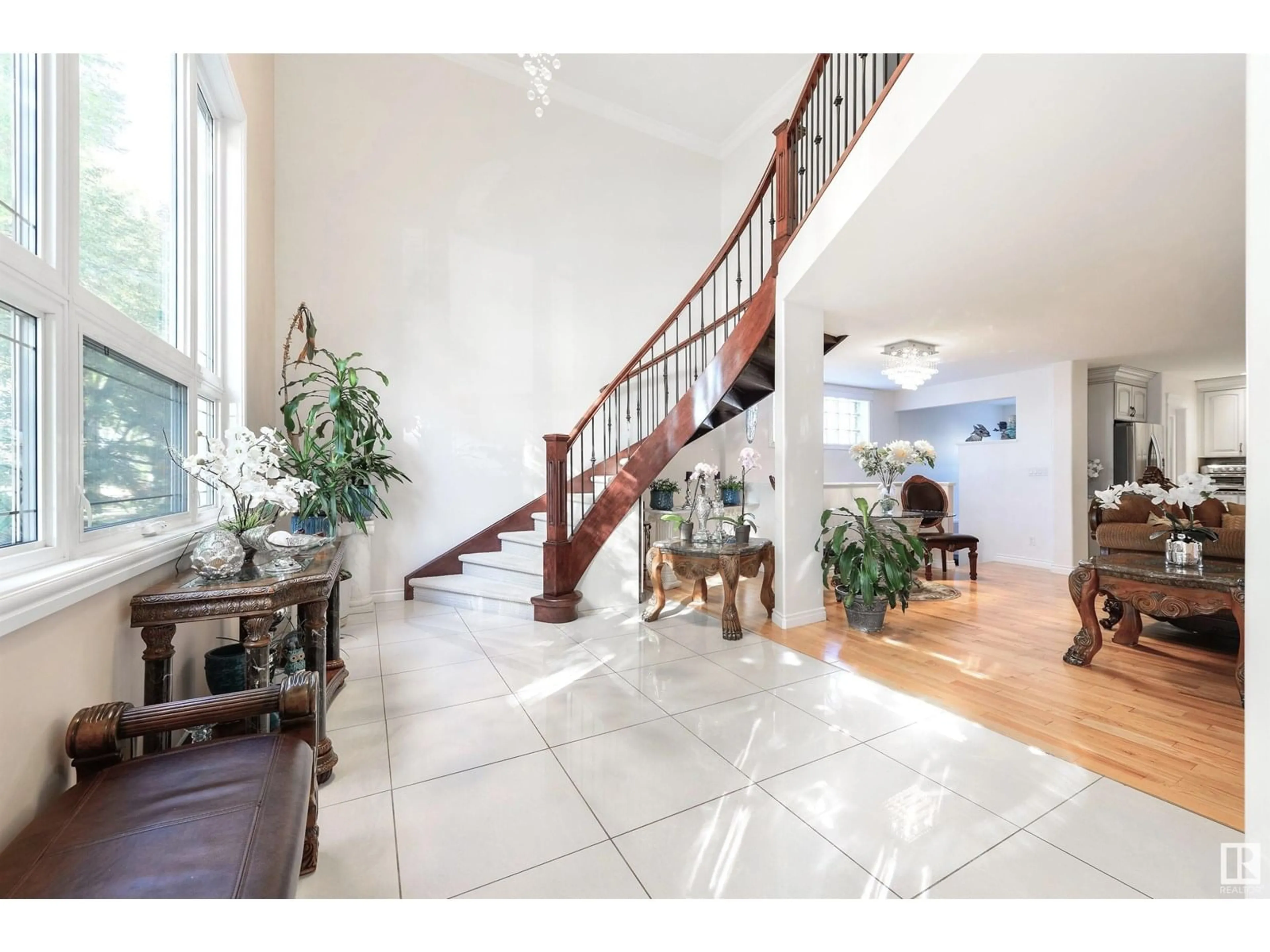 Indoor foyer for 9720 65 AV, Edmonton Alberta T6E0K6