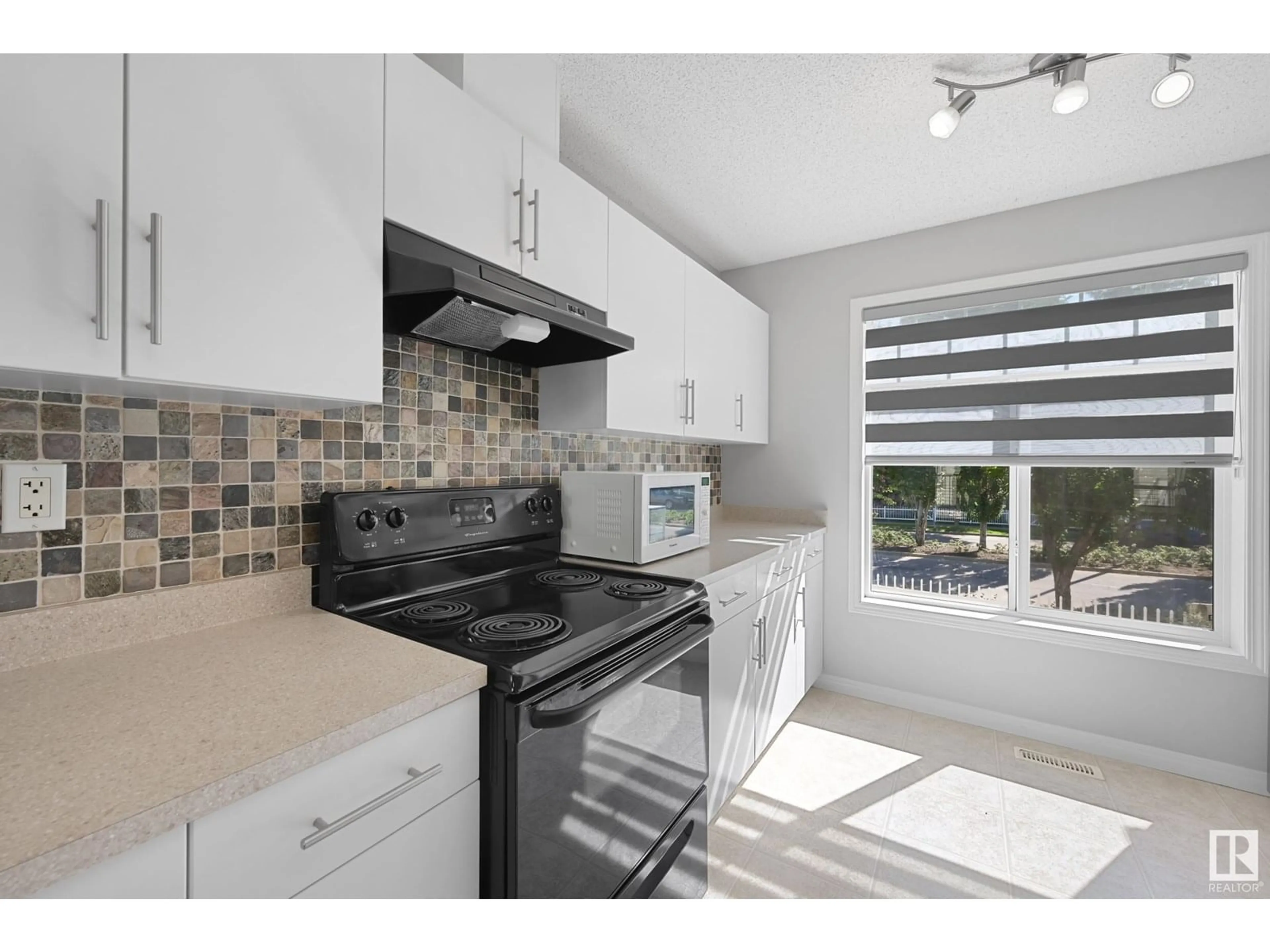 Standard kitchen, ceramic/tile floor for 465 - 133 HEMINGWAY RD, Edmonton Alberta T6M0J7