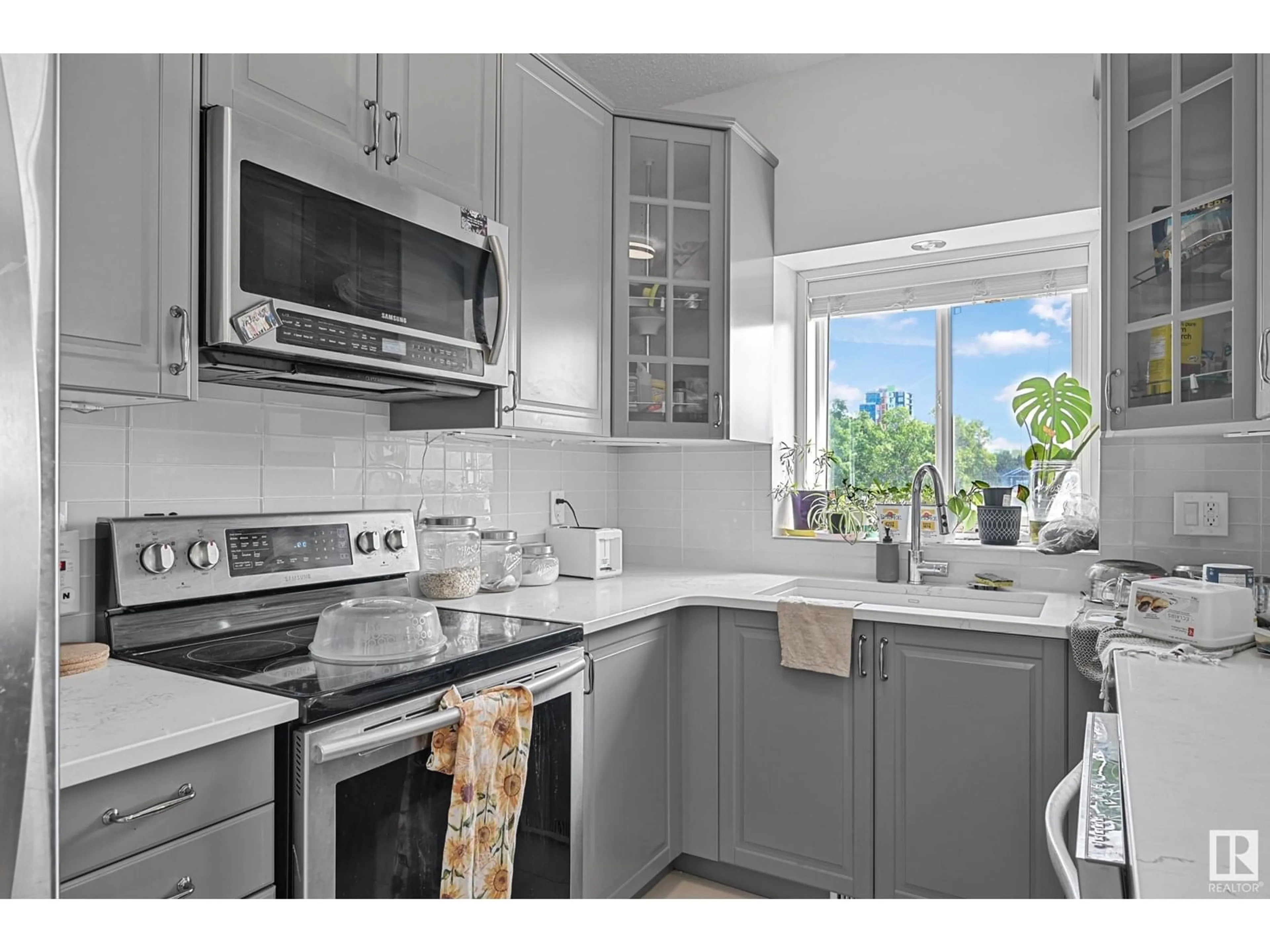 Standard kitchen, ceramic/tile floor for 303 - 10719 80 AV, Edmonton Alberta T6E1V7