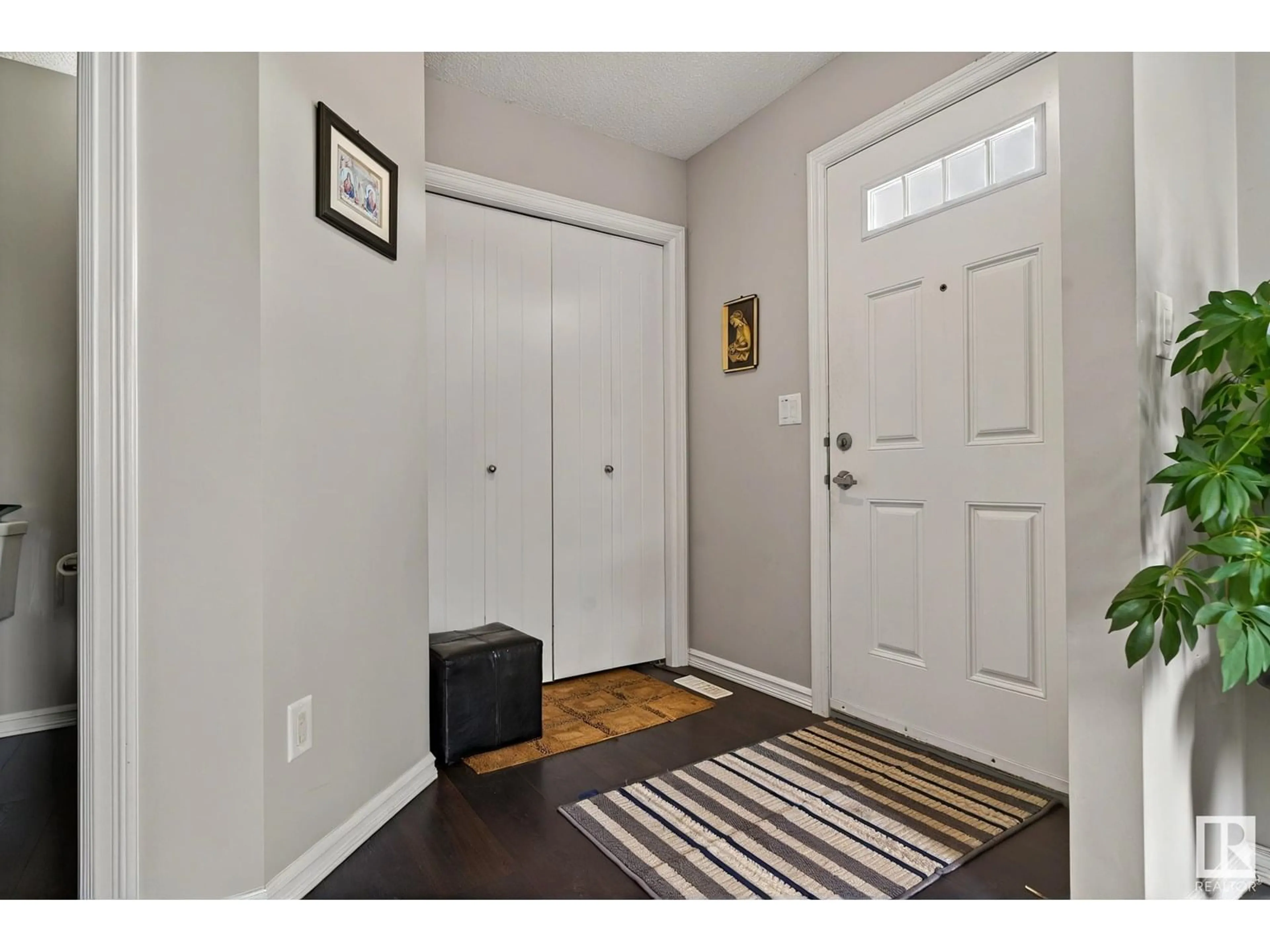 Indoor entryway for 2004 24 ST, Edmonton Alberta T6T0Y8