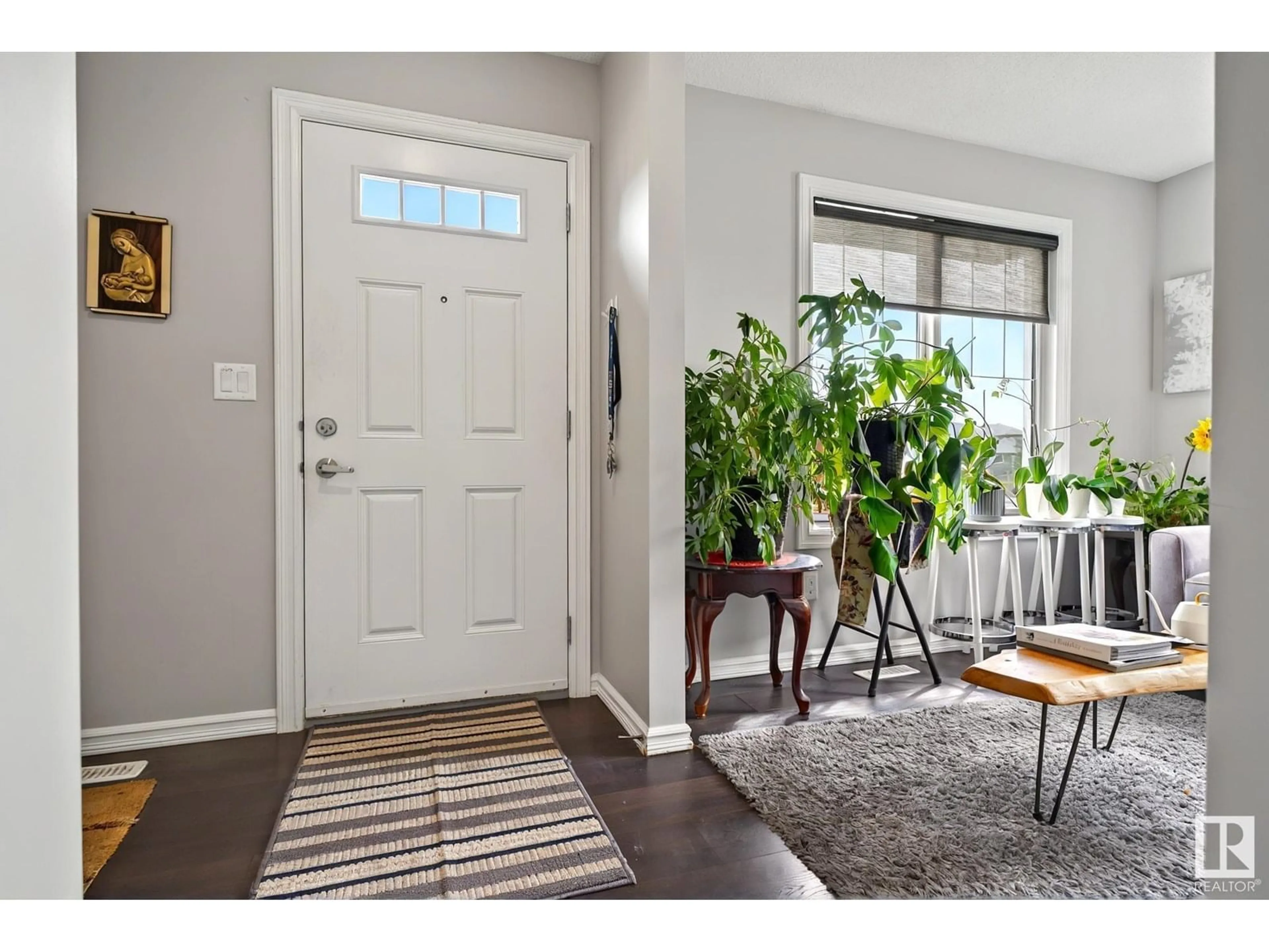 Indoor entryway for 2004 24 ST, Edmonton Alberta T6T0Y8