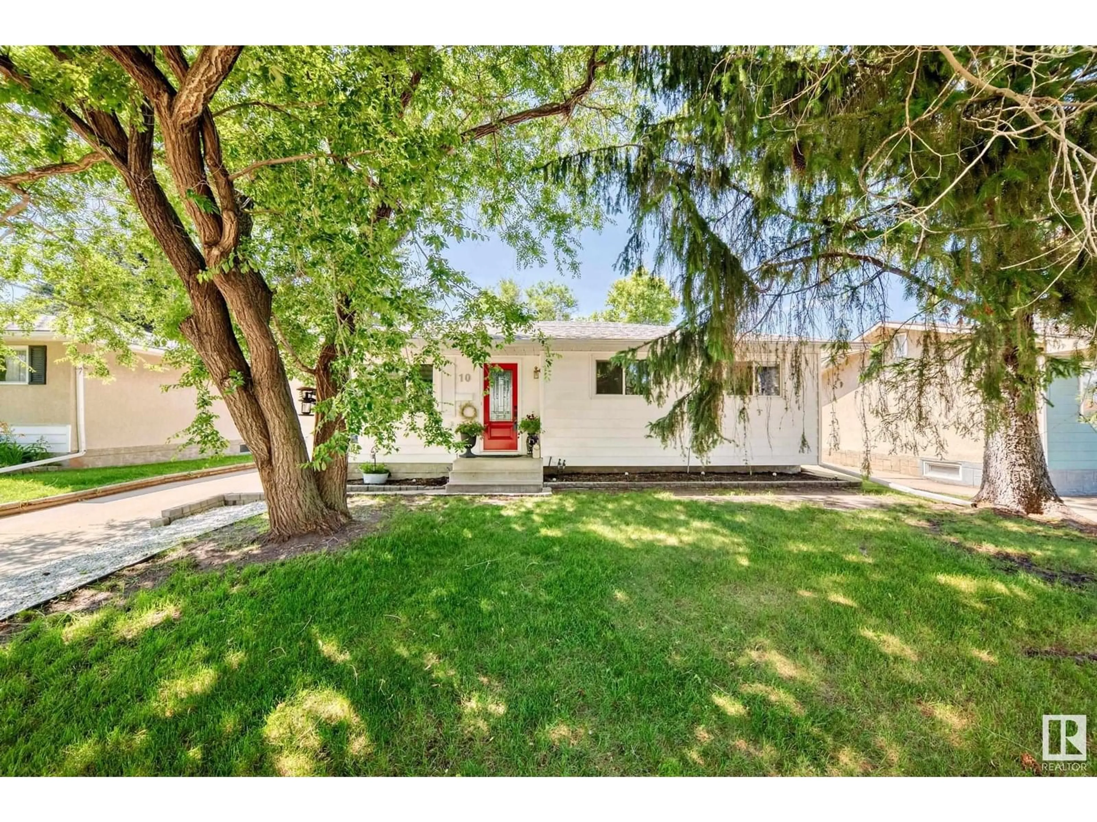 A pic from outside/outdoor area/front of a property/back of a property/a pic from drone, street for 10 BLUEBIRD CR, Sherwood Park Alberta T8A0E7