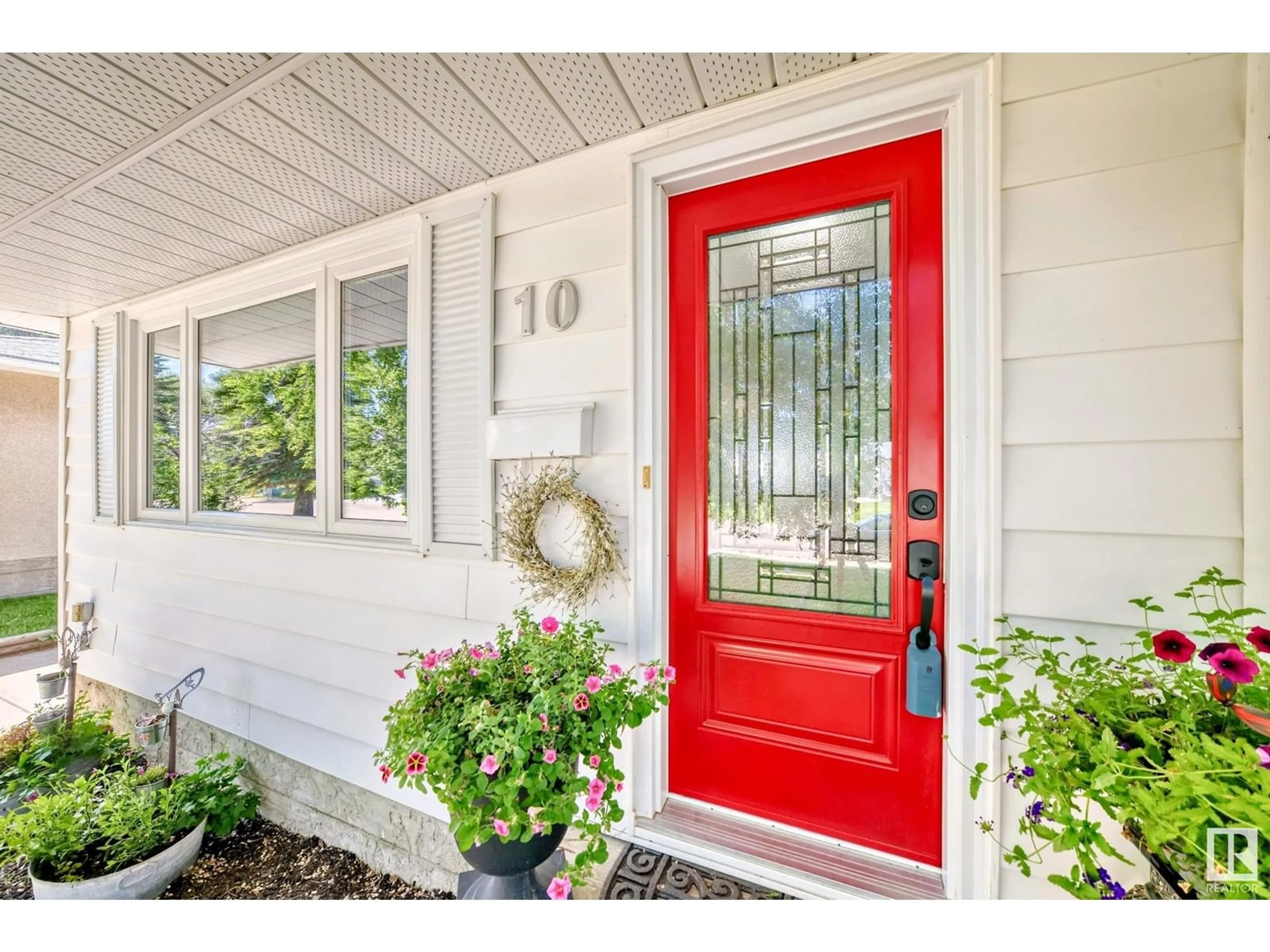 Indoor entryway for 10 BLUEBIRD CR, Sherwood Park Alberta T8A0E7