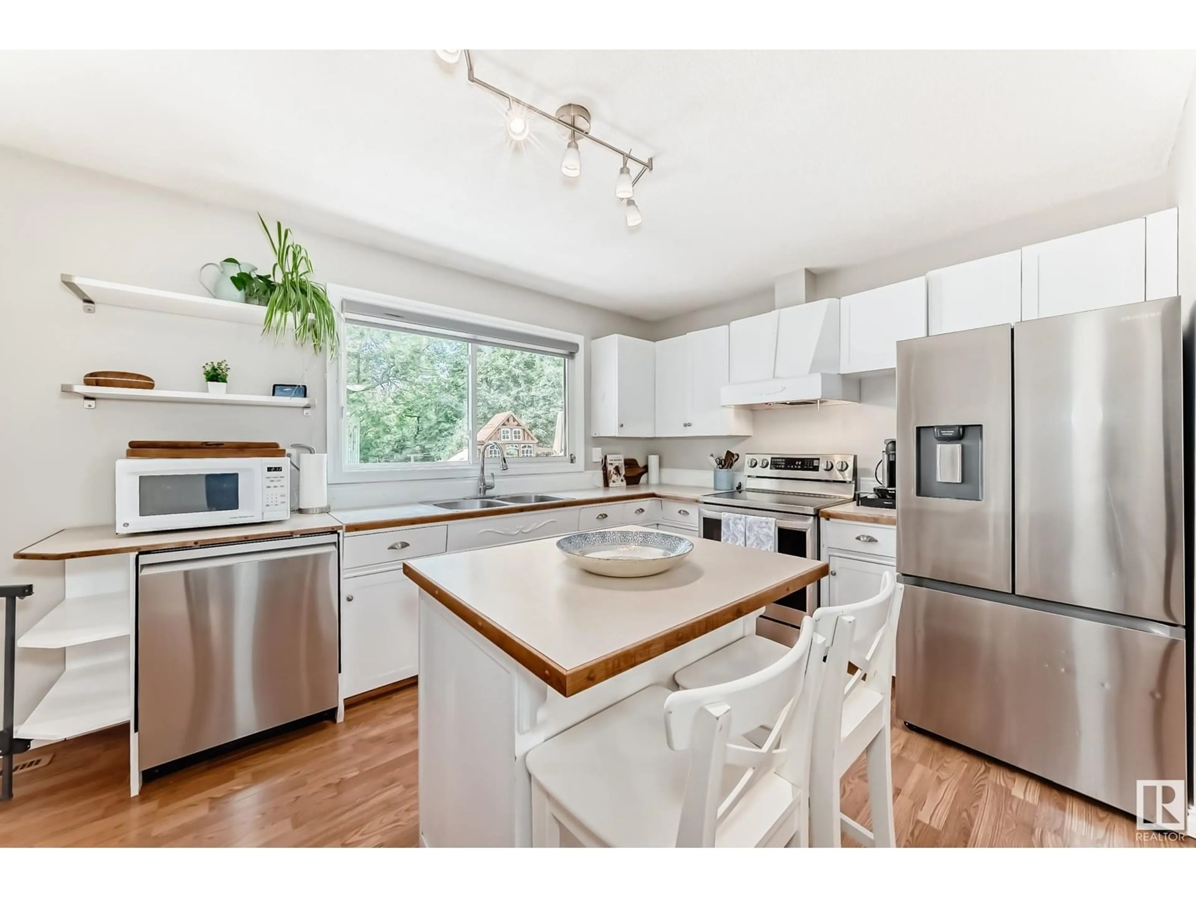 Open concept kitchen, wood/laminate floor for 10 BLUEBIRD CR, Sherwood Park Alberta T8A0E7