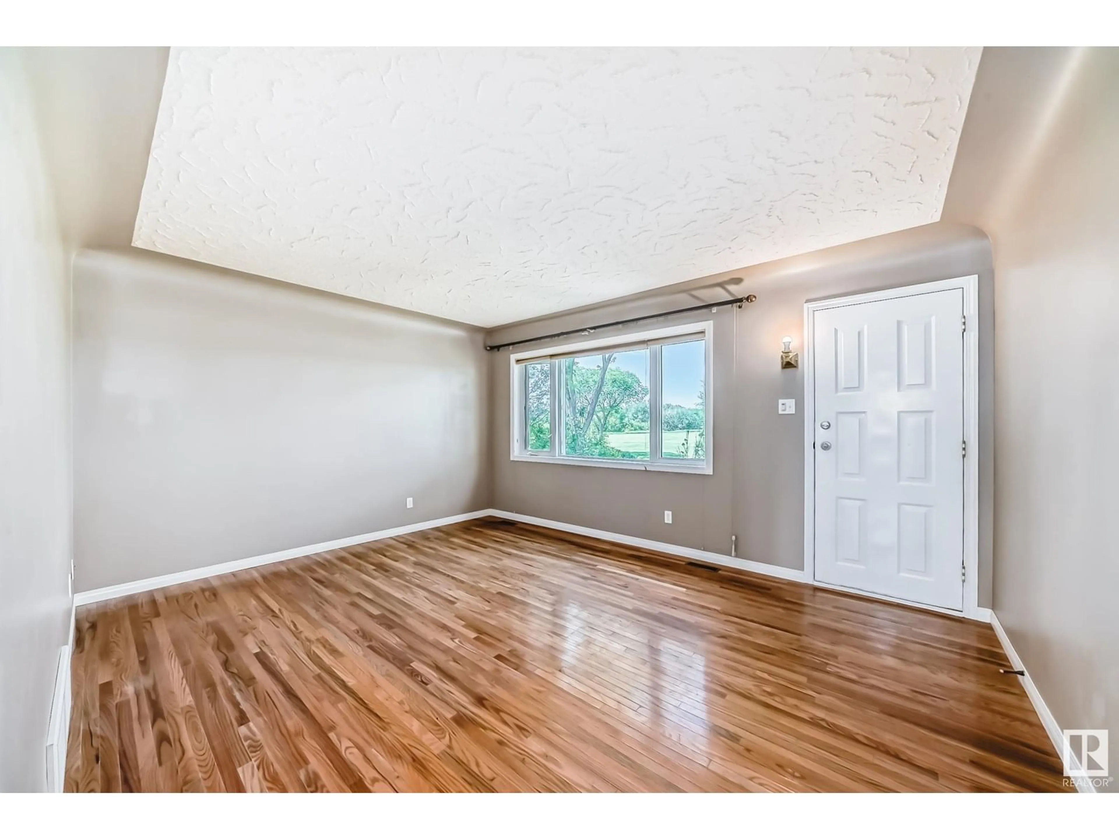 A pic of a room for 6615 88 ST, Edmonton Alberta T6E2Z2