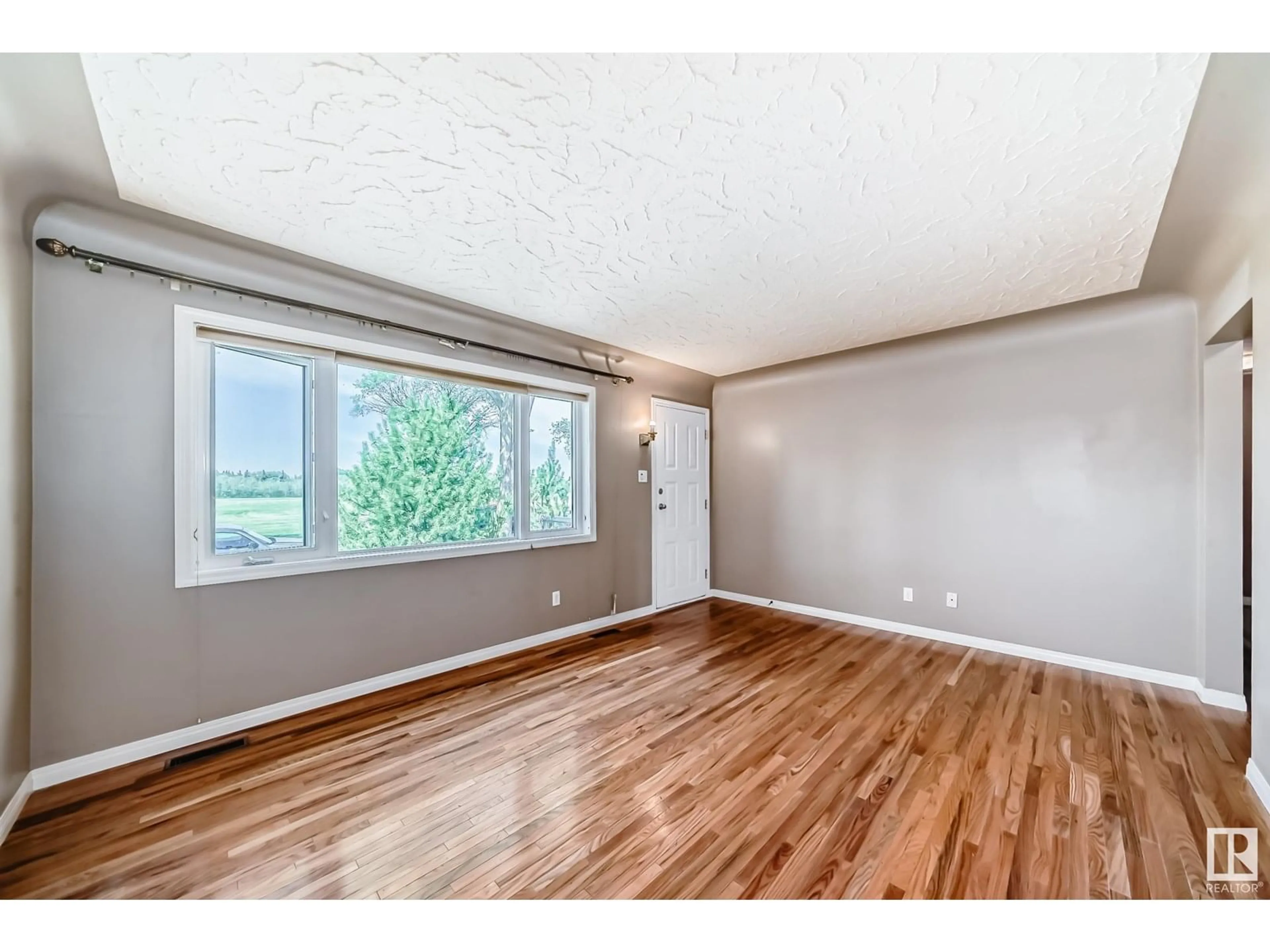 A pic of a room for 6615 88 ST, Edmonton Alberta T6E2Z2